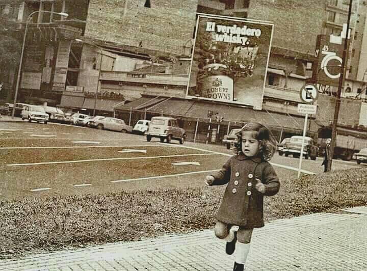 Fachada con publicidad de whisky en la década del 70