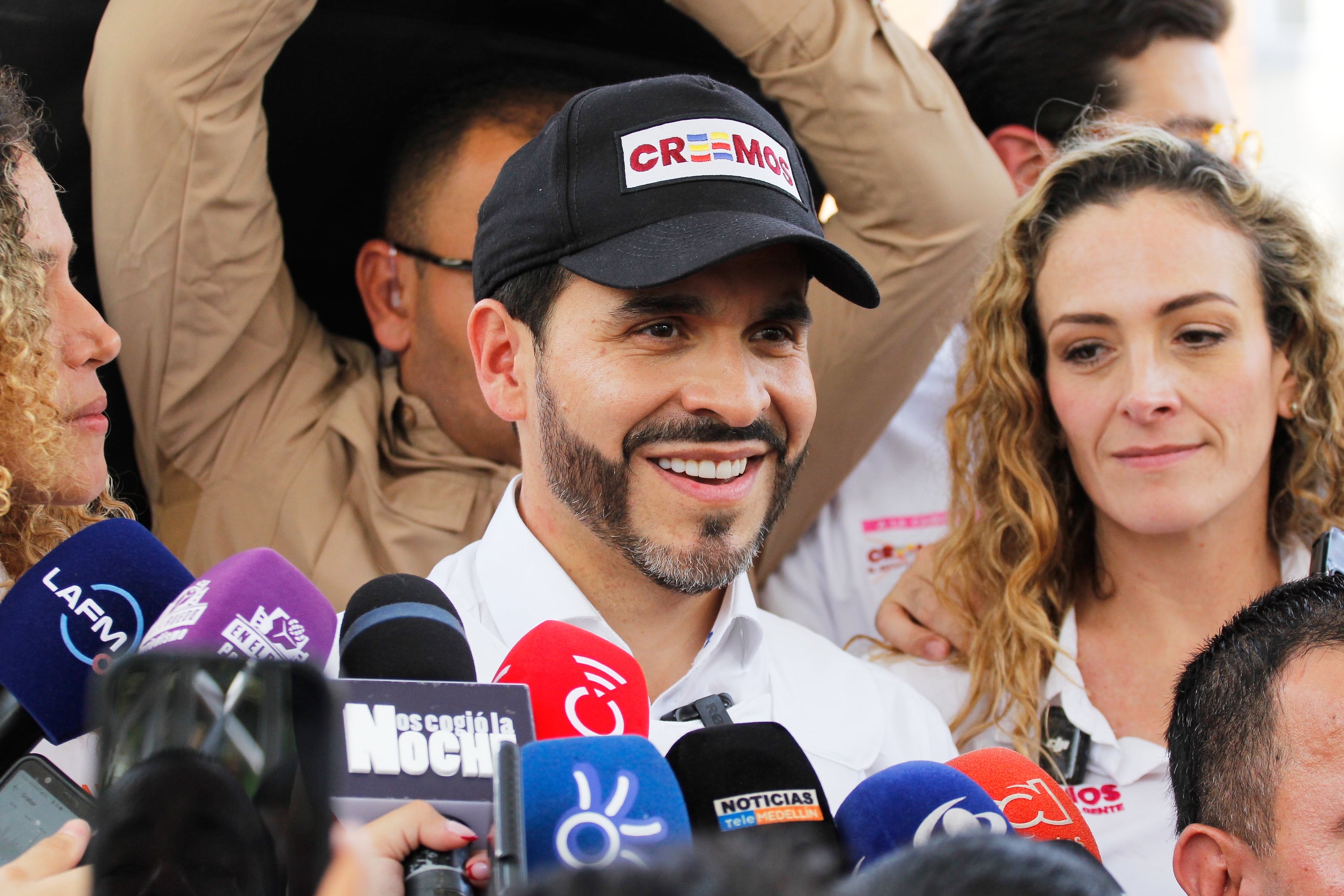 El polémico comentario de un candidato en Colombia sobre sus partes íntimas que incomodó a una periodista en vivo