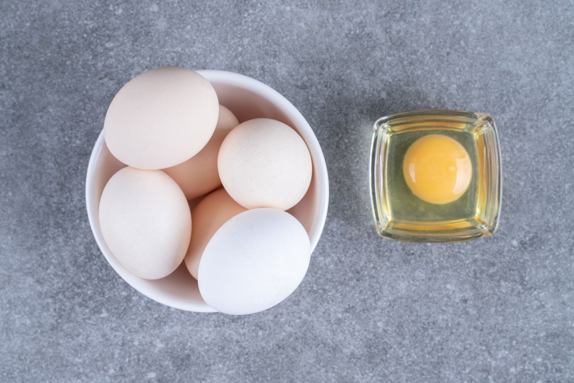 La clara y la yema del huevo aportan nutrientes necesarios para una buena salud y casi nada de colesterol (Archivo)
