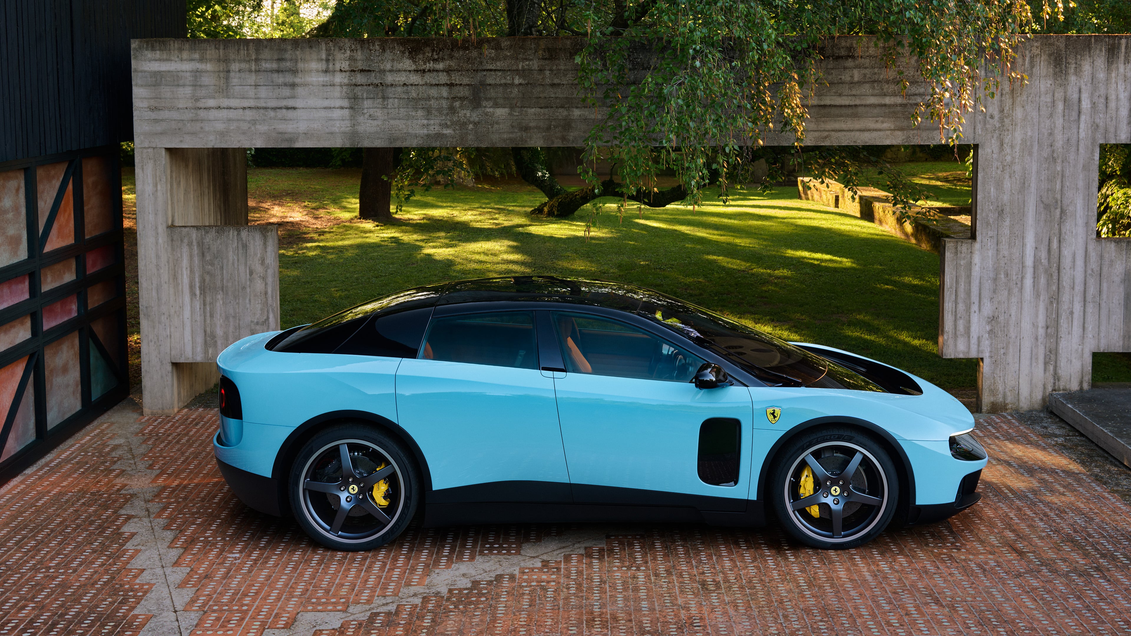 Cuenta con una silueta fastback, enorme superficie acristalada y las proporciones alejadas de las berlinettas tradicionales
