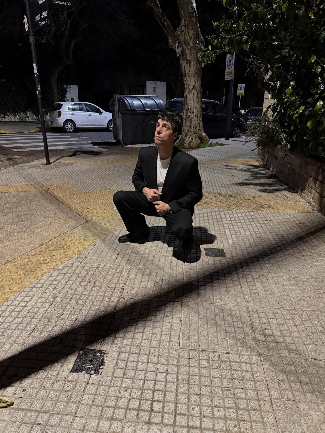 Esteban Lamothe en esmoquin mientras observa las estrellas (Foto: Instagram/@estebanlamothe)