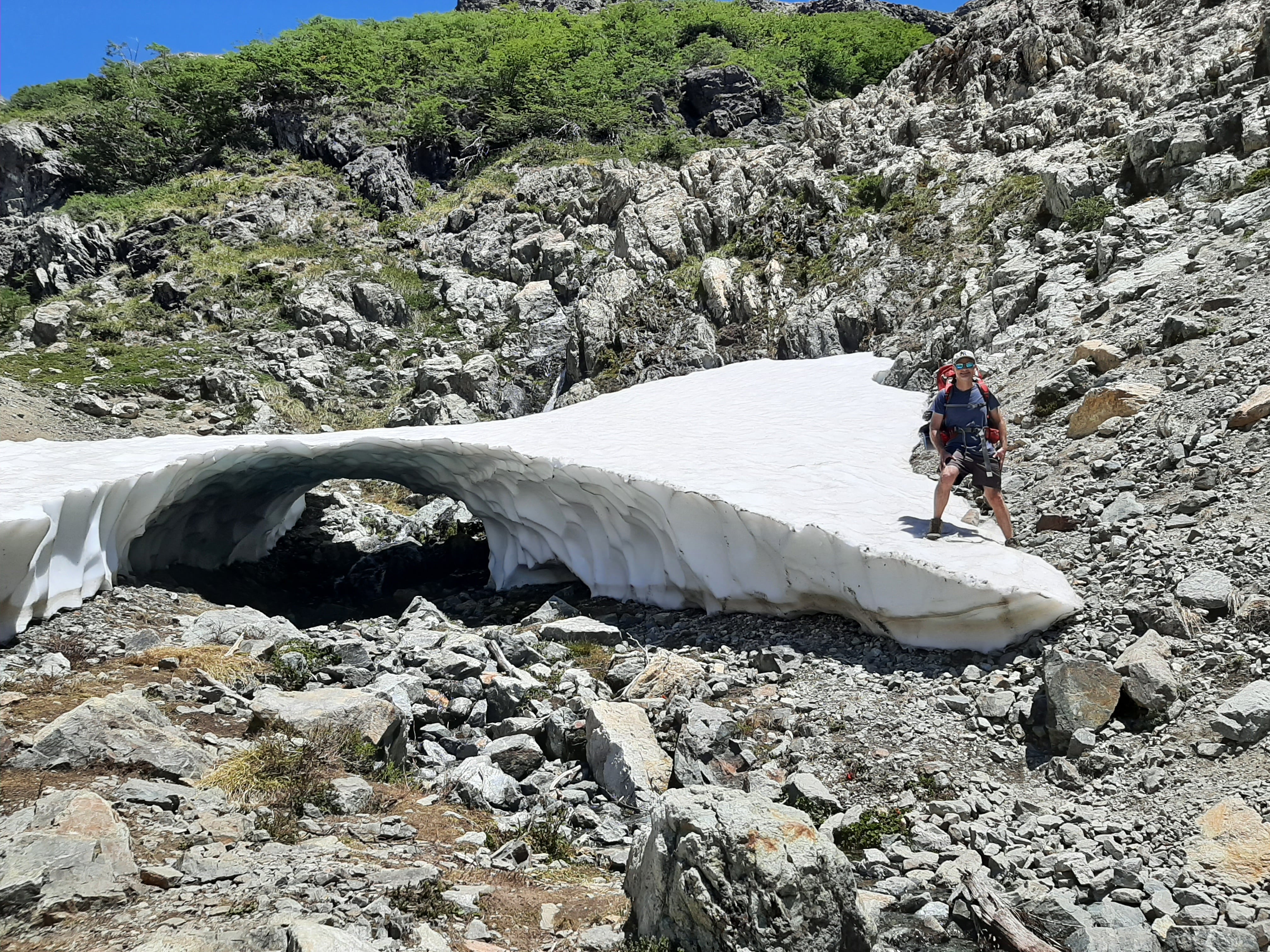“Quizás el cambio más grande no fue geográfico, sino interno. La Patagonia me enseñó a bajar el ritmo. A escuchar el viento entre los pinos, el sonido del agua, el silencio de las montañas.