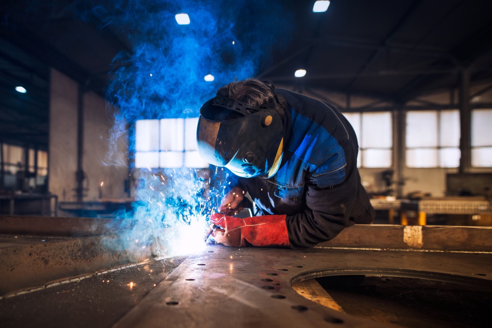 Los latinos o hispanos son la segunda etnia más contratada en el ramo de soldadores