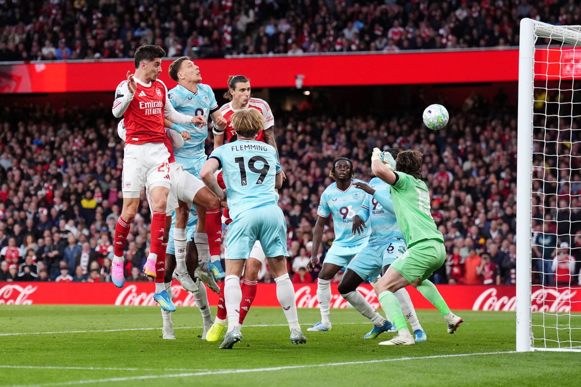 Arsenal le ganó a Burnley y se acerca al título imposible: tres tiros en los palos y casi nada de fútbol