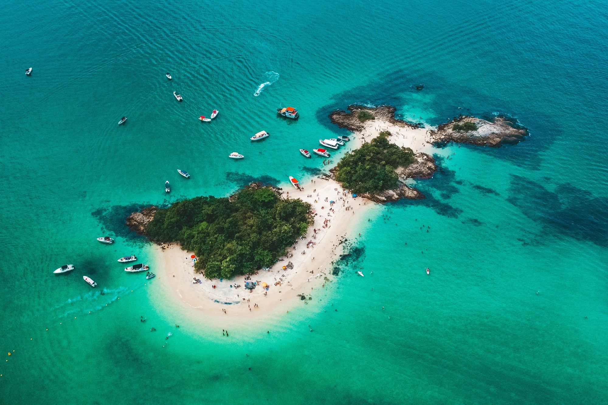 Cataguases es un conjunto de tres islotes pequeños con aguas poco profundas, arena blanca y fina