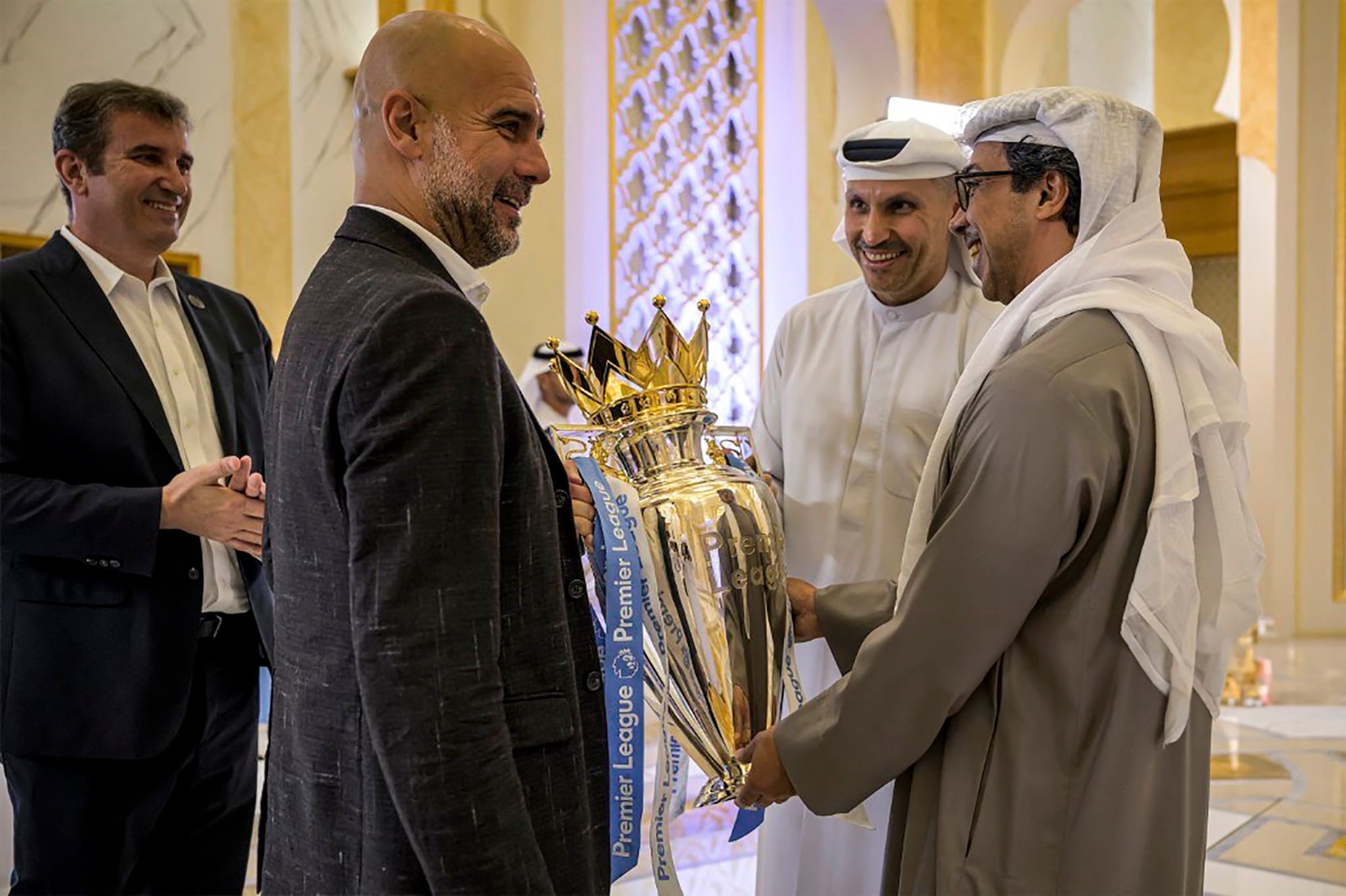 El vicepresidente de Emiratos Árabes Unidos, Mansour bin Zayed al-Nahyan, accionista mayoritario de Manchester City, y el presidente de ese club, Khaldoon Al Mubarak, reciben al DT Pep Guardiola