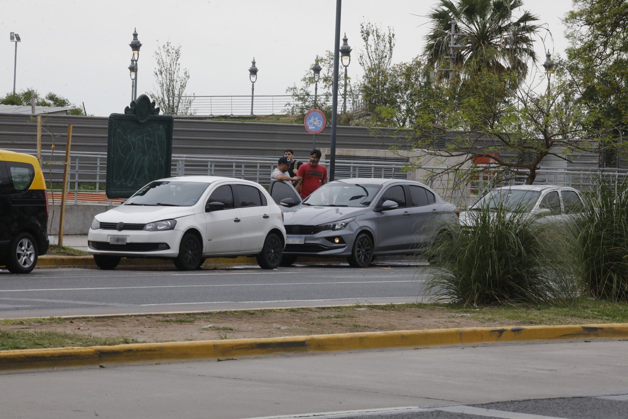 Vehículos sin identificación se ubican frente a Aeroparque