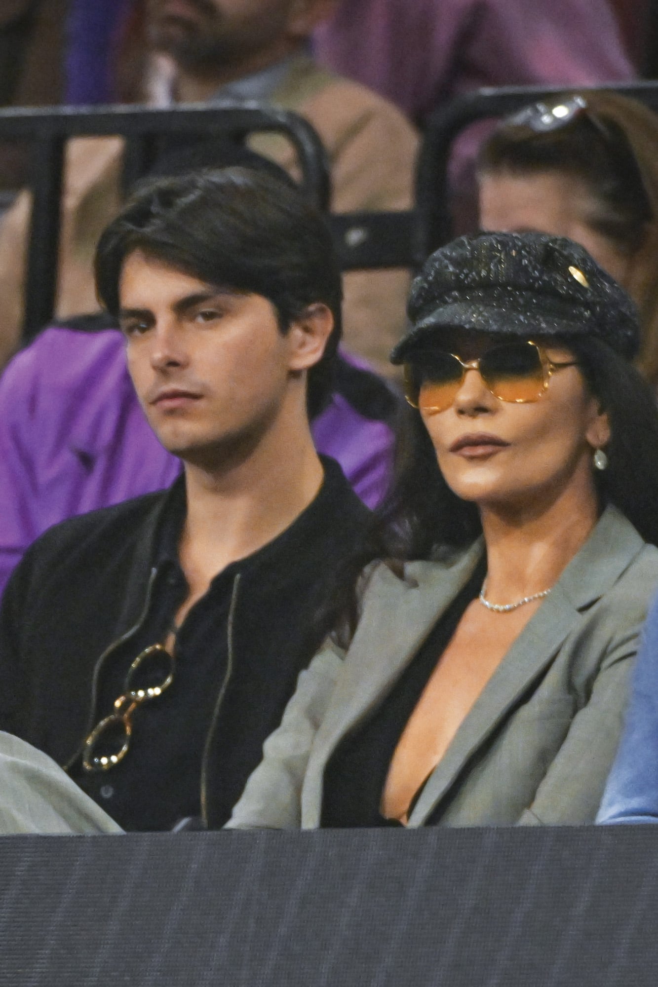 Con su mamá, Catherine Zeta-Jones, durante un evento en el
Michelob Ultra Arena, en marzo de 2024
