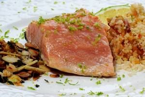 Salmón rosado al vapor seco con cous cous y almendras