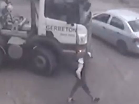 Lo atropelló un camión hormigonero en una esquina, lo pasó por arriba y se salvó de milagro