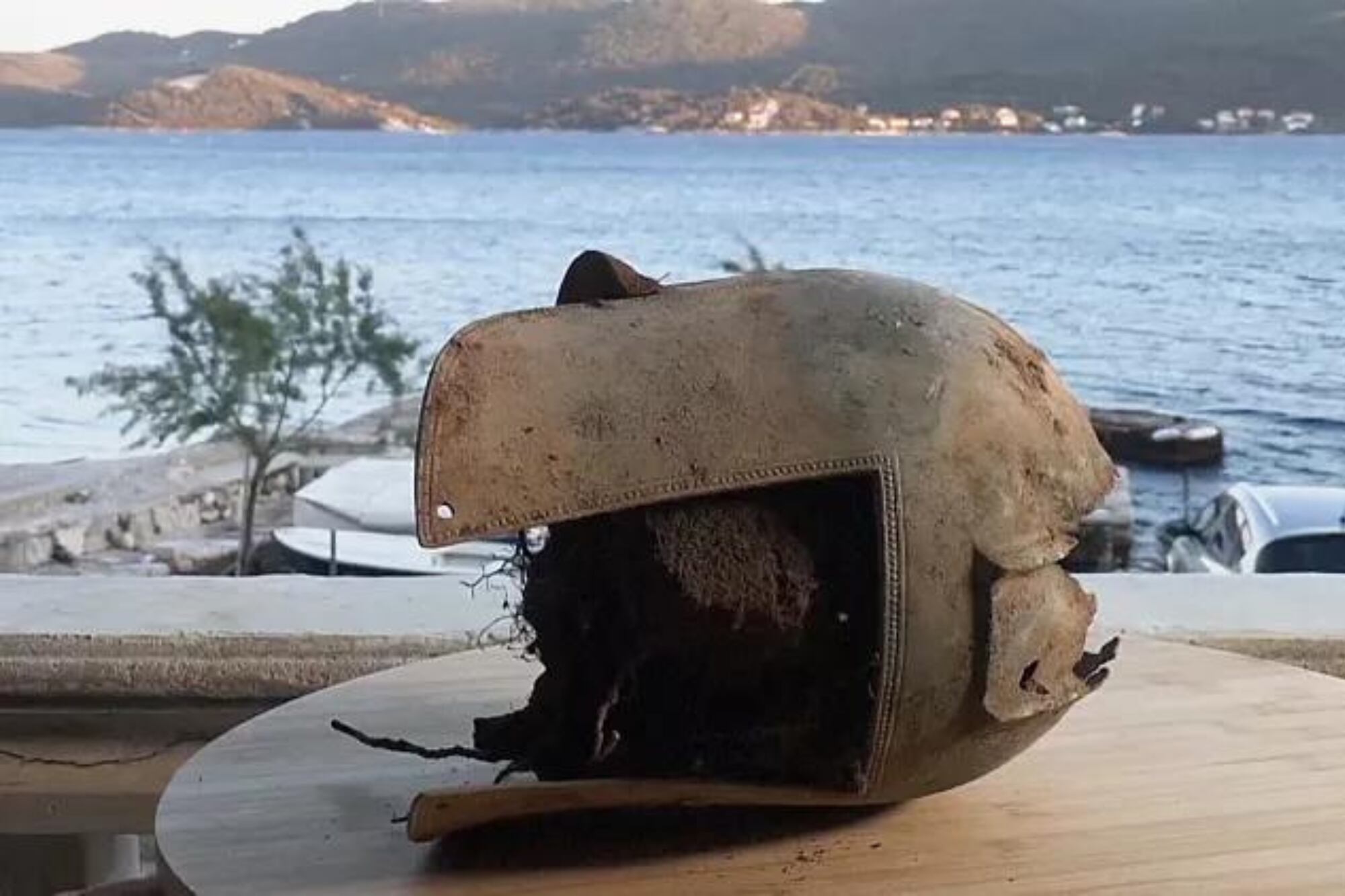 El casco hallado no perteneció al ritual funerario, sino que se agregó años más tarde