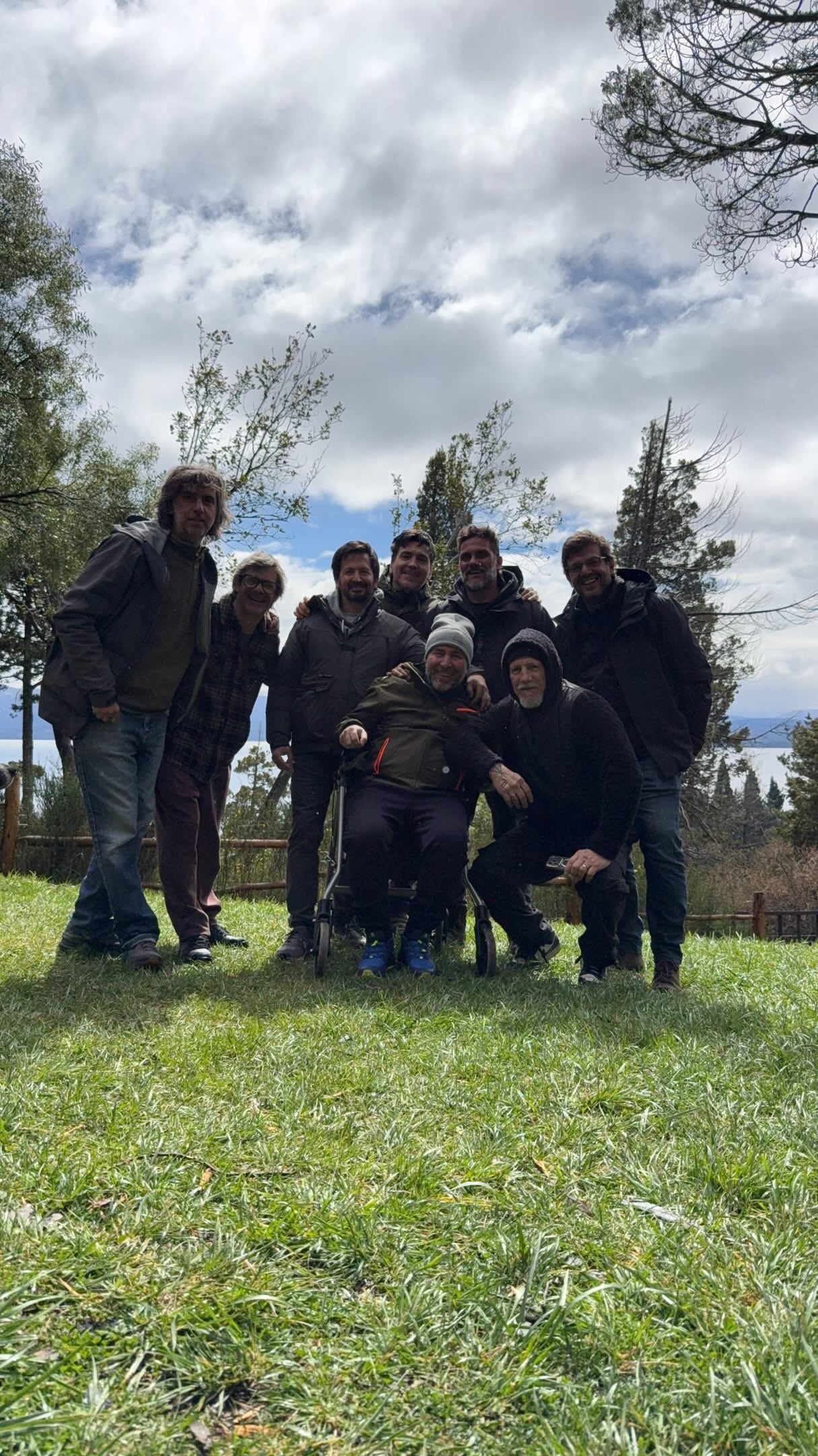 Emiliano Pinsón viajó a Bariloche junto a su grupo de amigos de toda la vida (Foto: Instagram @emipinson)
