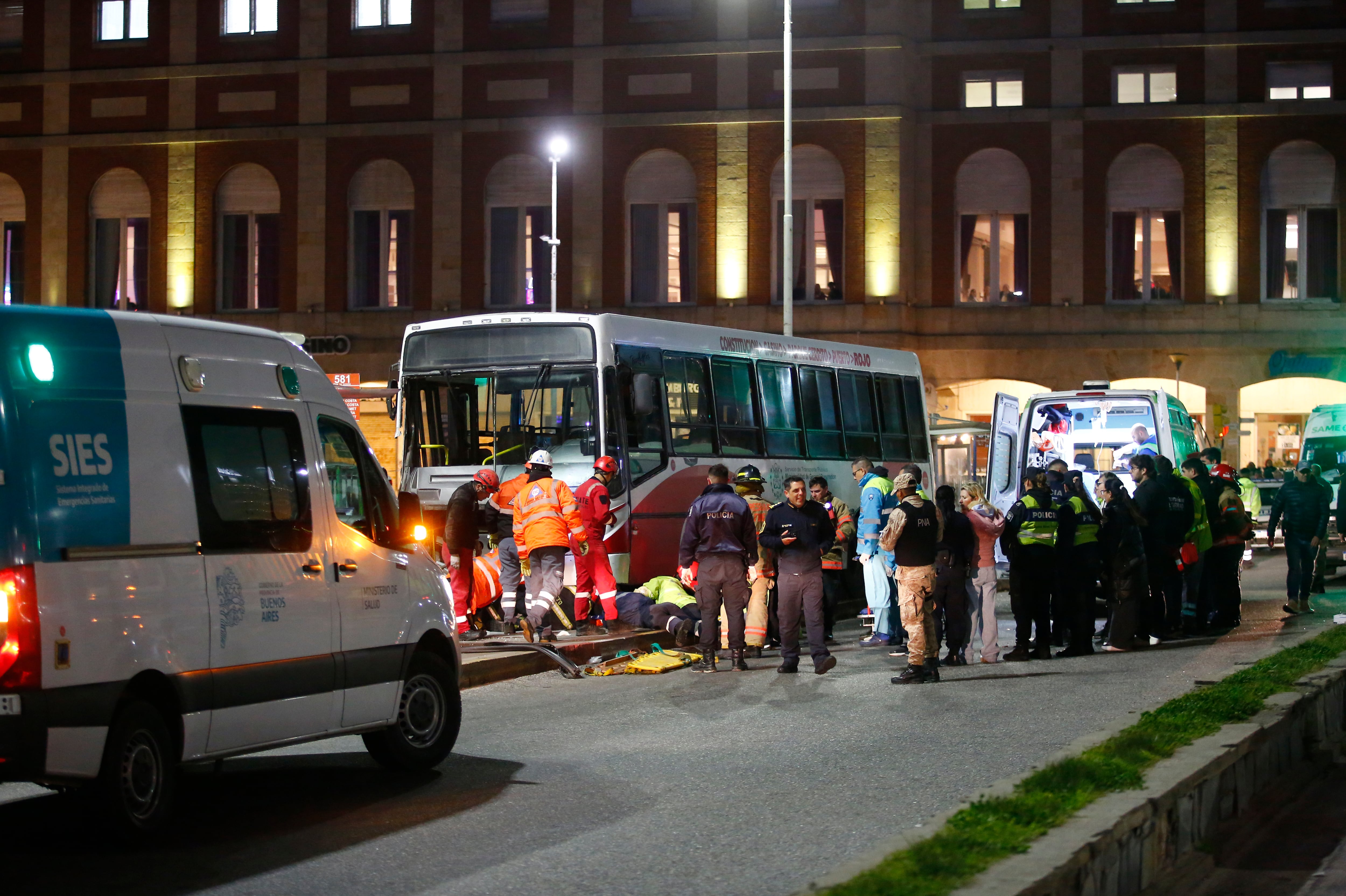 Qué se sabe del accidente en Mar del Plata: un colectivo atropelló a siete personas y una murió 6 Un muerto y varios heridos por colectivo fuera de control que subió a la dársena de paradas frente a la rambla