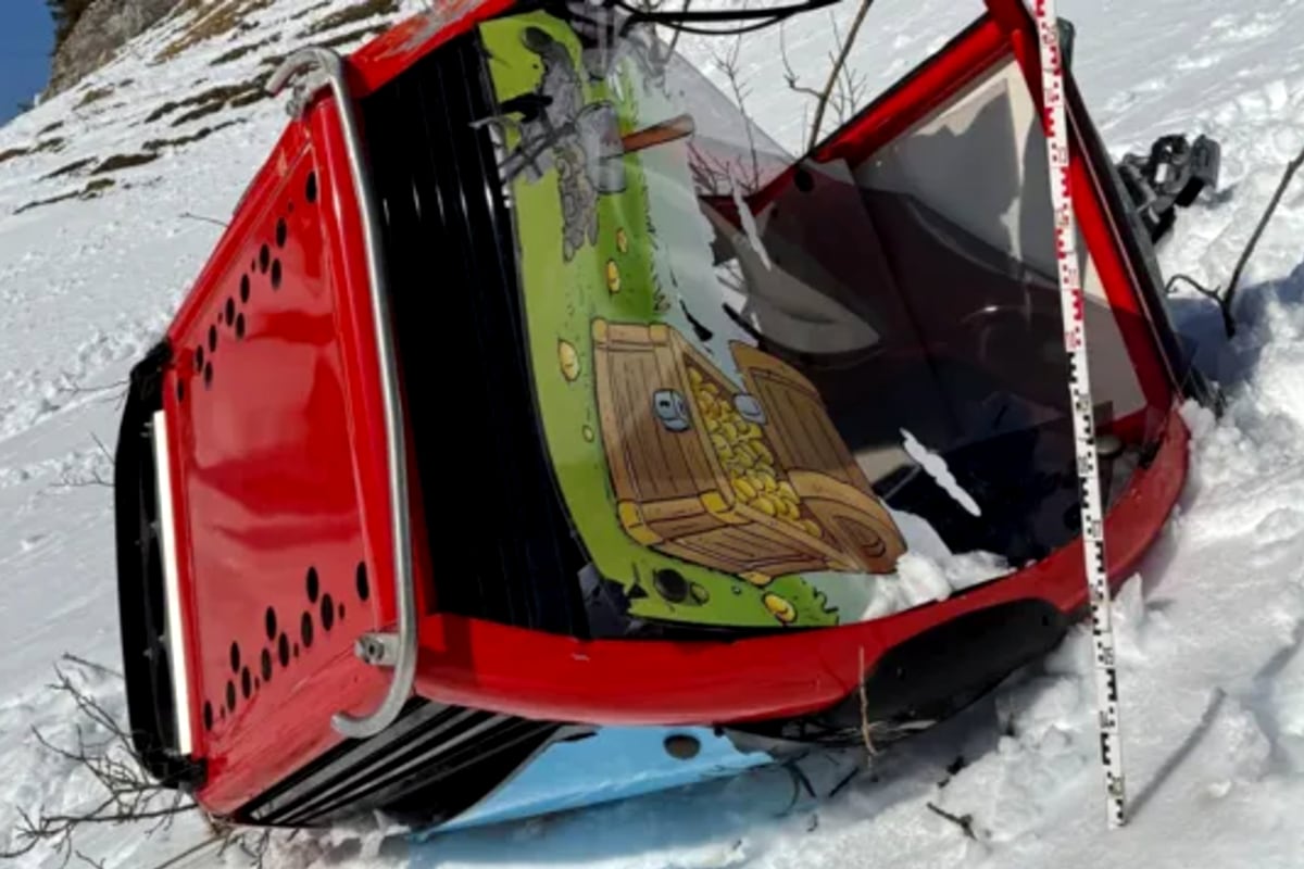 Los restos de la cabina de teleférico en la que viajaba la víctima de 61 años