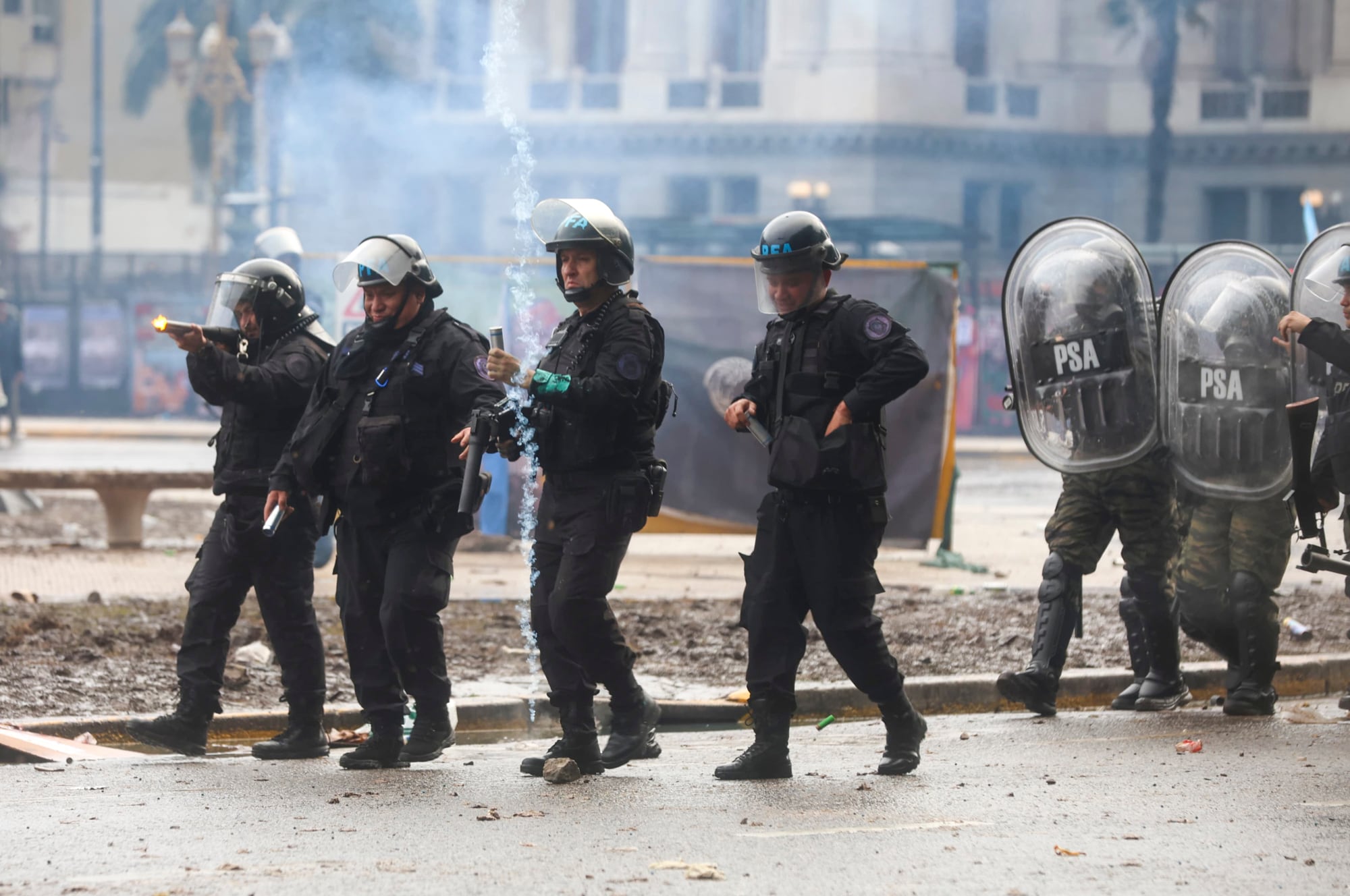 Represión de la Policía en la marcha universitaria en la Plaza del Congreso
