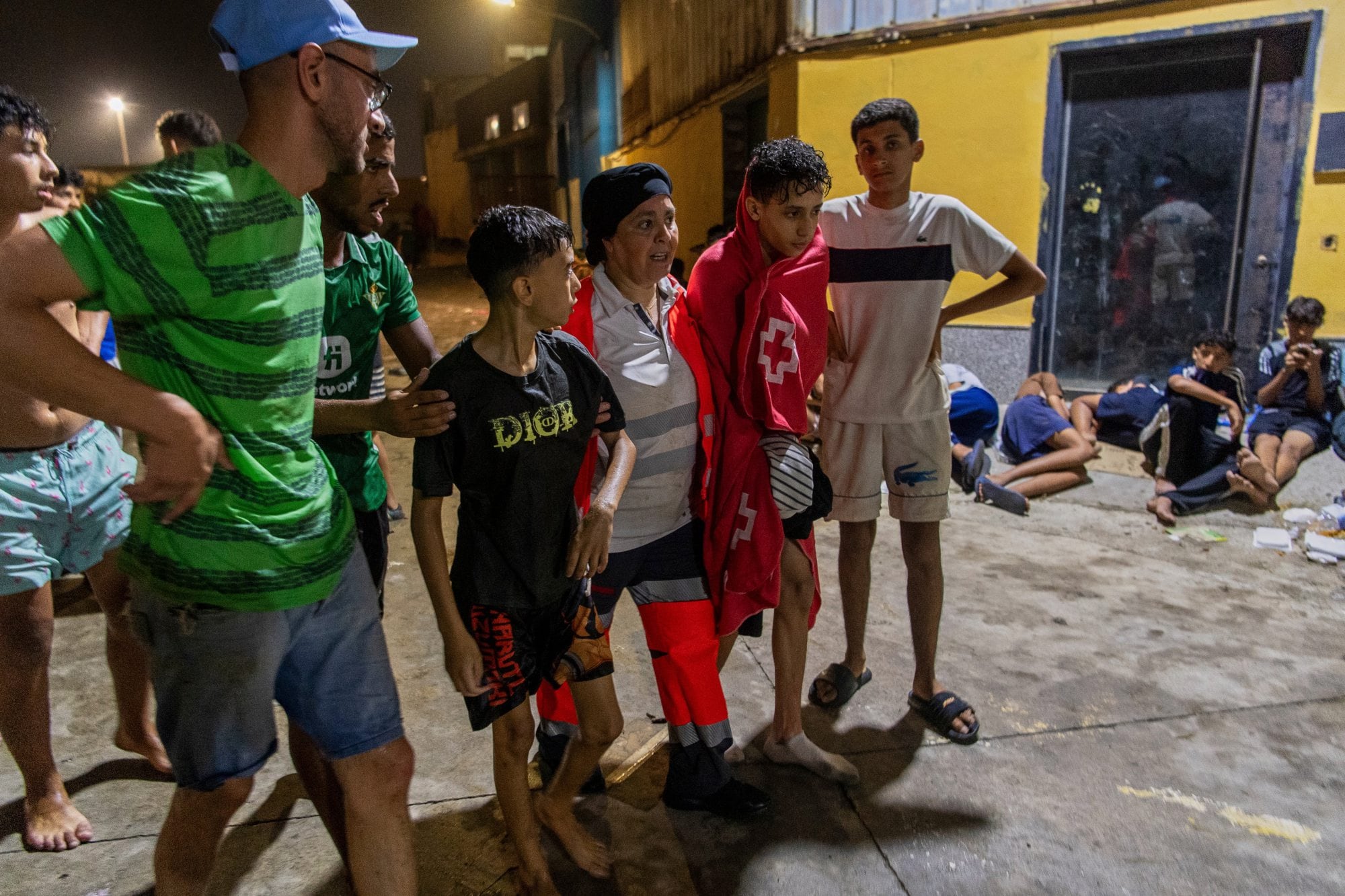 Las calles de Ceuta desbordaron de migrantes, muchos menores de edad, sin dónde recalar para dormir