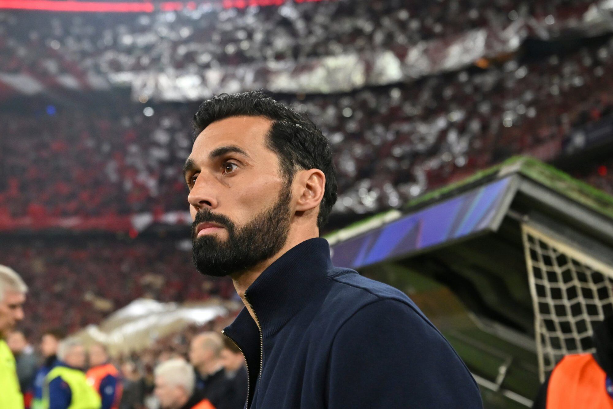 Álvaro Arbeloa, con tono calmo y sonrisas irónicas, señaló con énfasis la influencia del juez esloveno en la serie a raíz de la expulsión a Eduardo Camavinga, de la que se queja Real Madrid luego de la marginación en la Champions League.