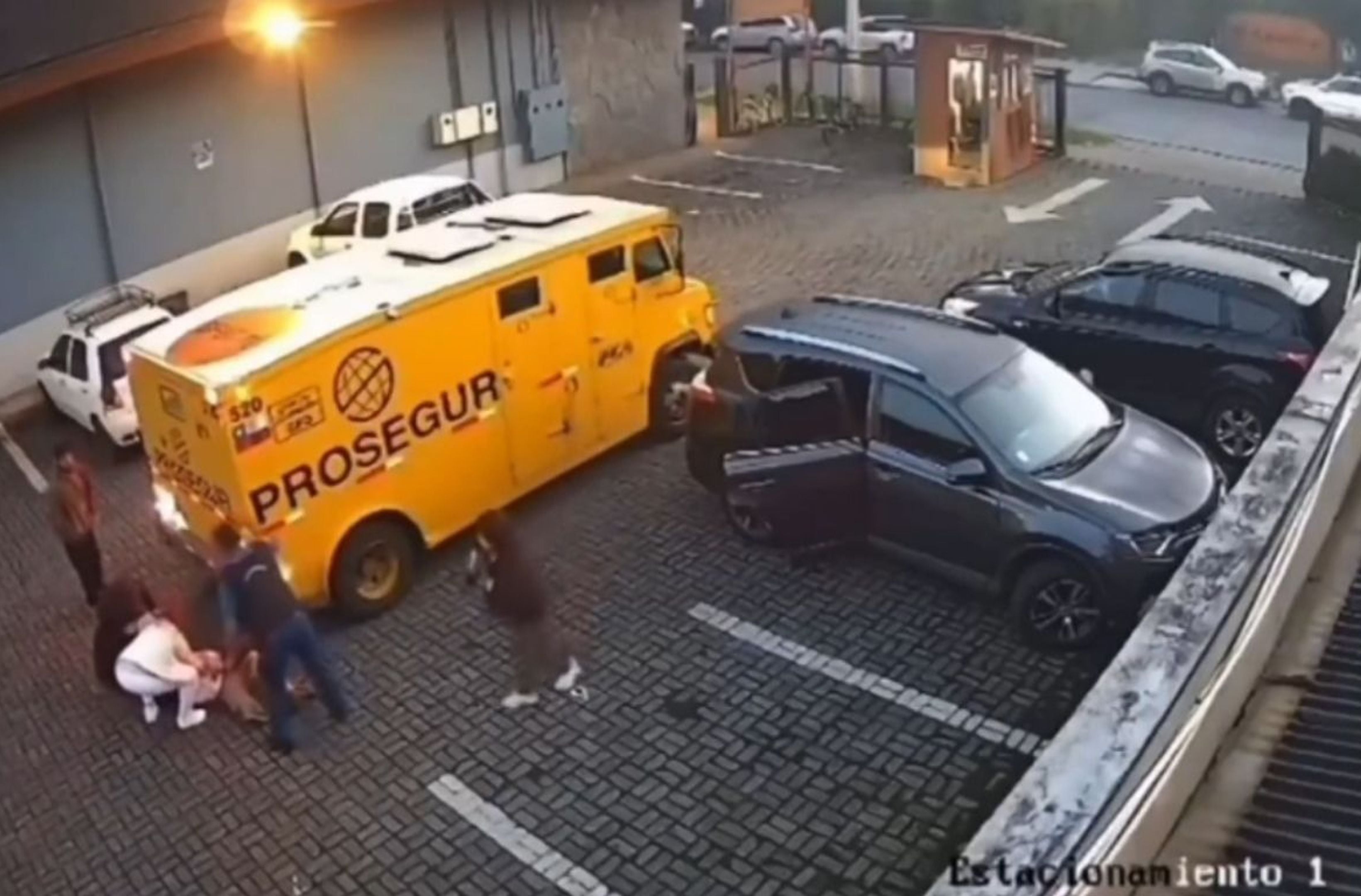 Un camión de caudales atropelló a dos mujeres en Pucón: una resultó gravemente herida