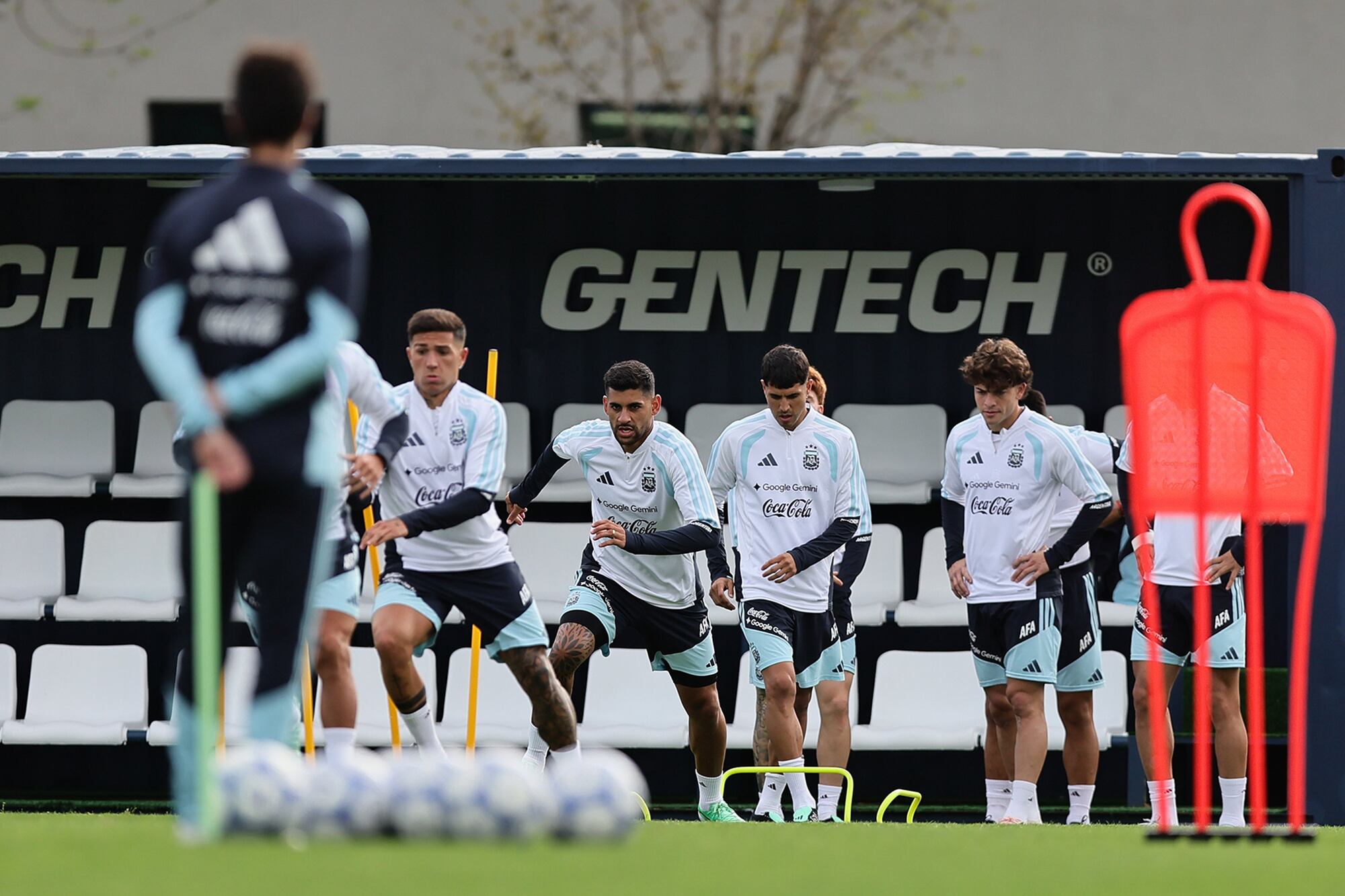 La selección argentina se entrena en Ezeiza, a la espera de un partido que no sabe si jugará
