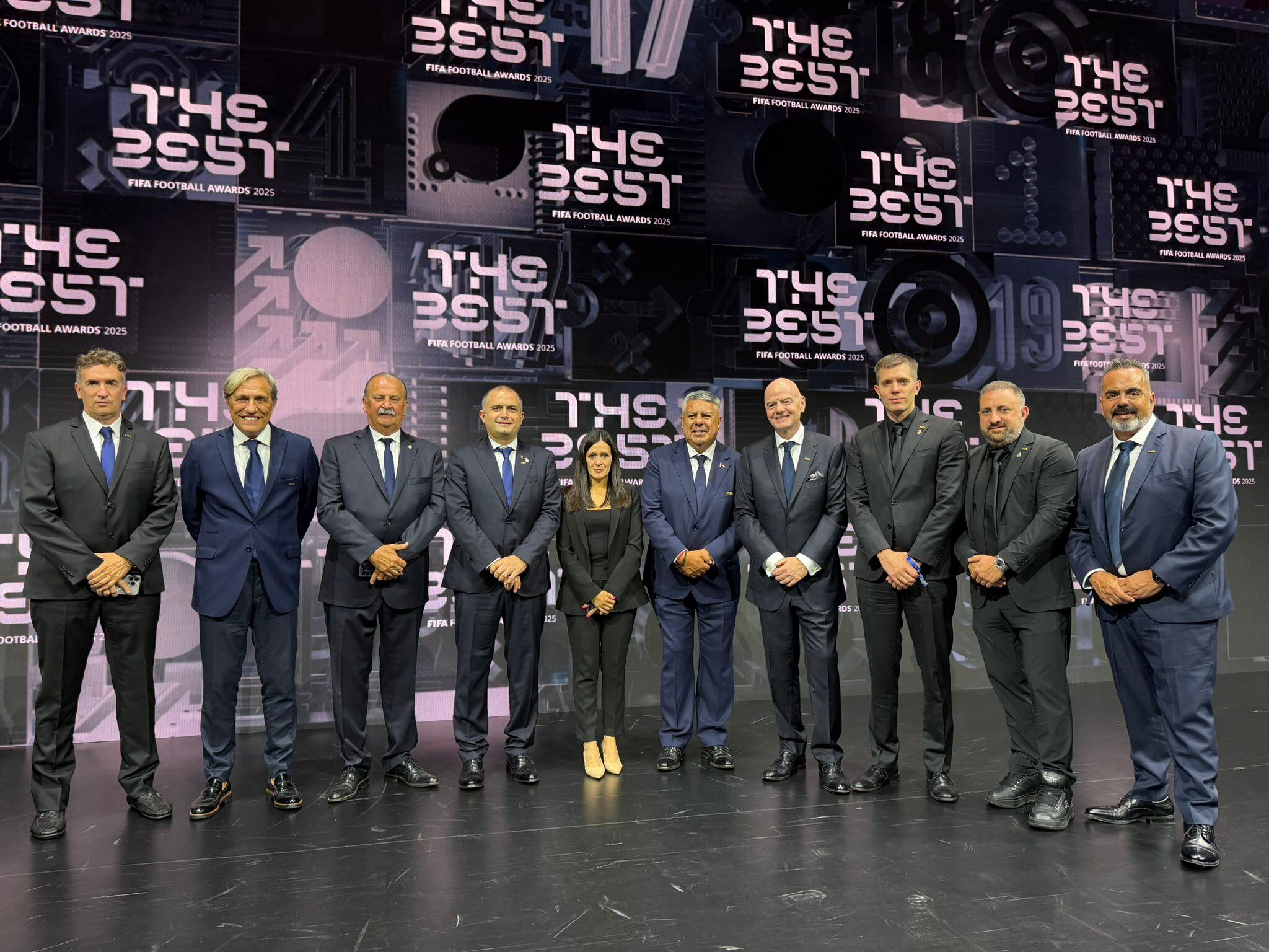 De izquierda a derecha: Federico Beligoy (director nacional de arbitraje), Donato VIllani (médico de la AFA), Fernando Isla Casares (asesor de protocolo y ceremonial de AFA), Luciano Nakis (prosecretario general de la AFA), María Sylvia Jiménez, Claudio