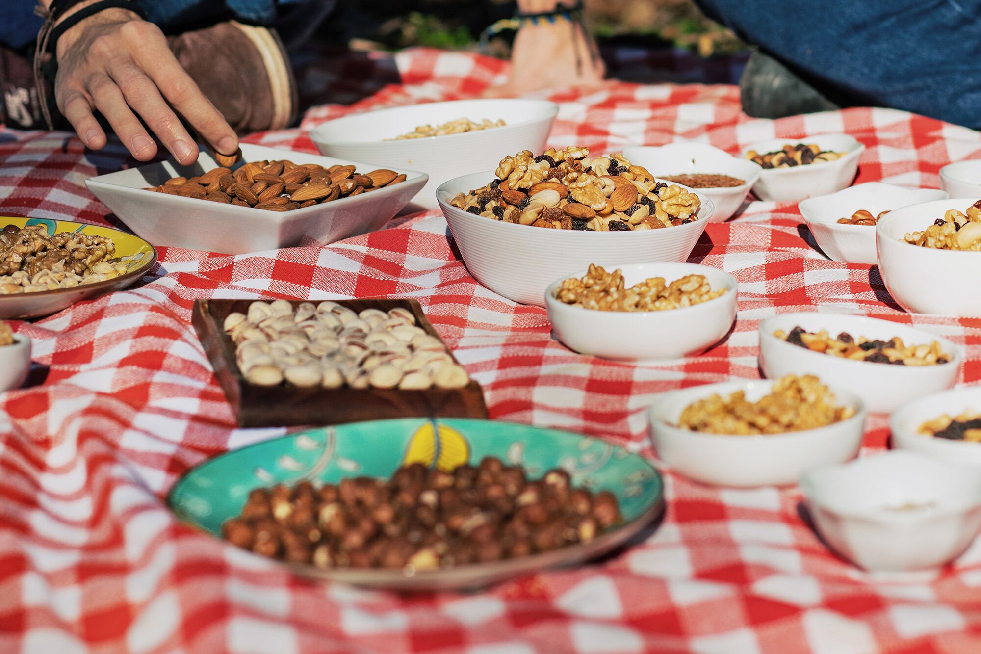 Los frutos secos como nueces, almendras y pistachos son ricos en nutrientes que favorecen el sueño