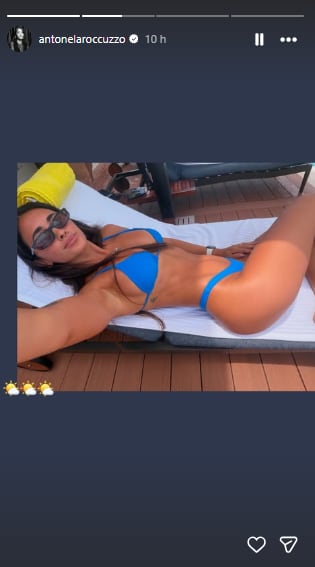 La rosarina tomó sol junto a la pileta y se lució con una bikini azul (Foto: Instagram @antonelaroccuzzo)