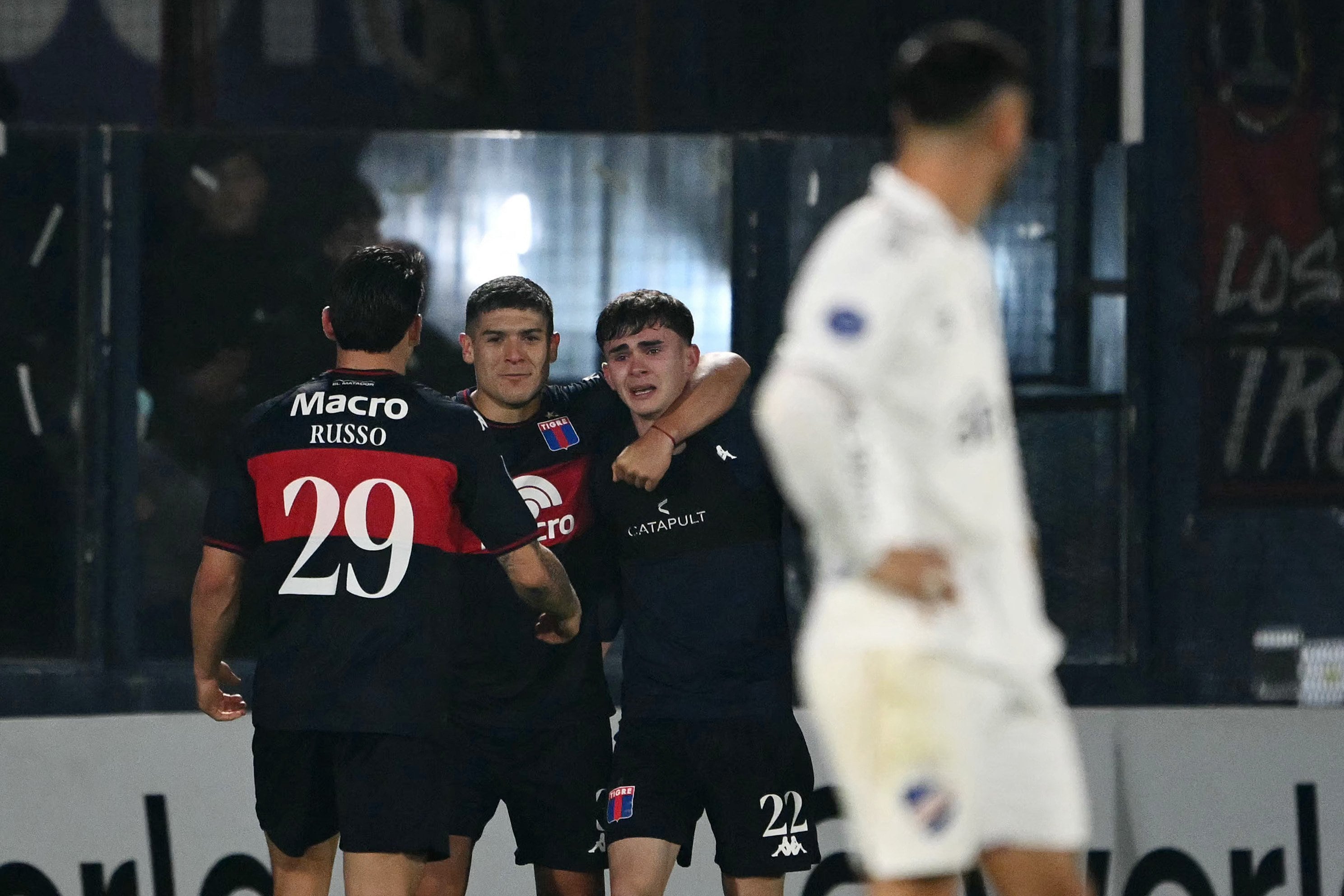 Las lágrimas de Santi López, autor del gol de Tigre frente a Nacional; en los 8avos de final, el Matador de Victoria se medirá con Montevideo City Torque