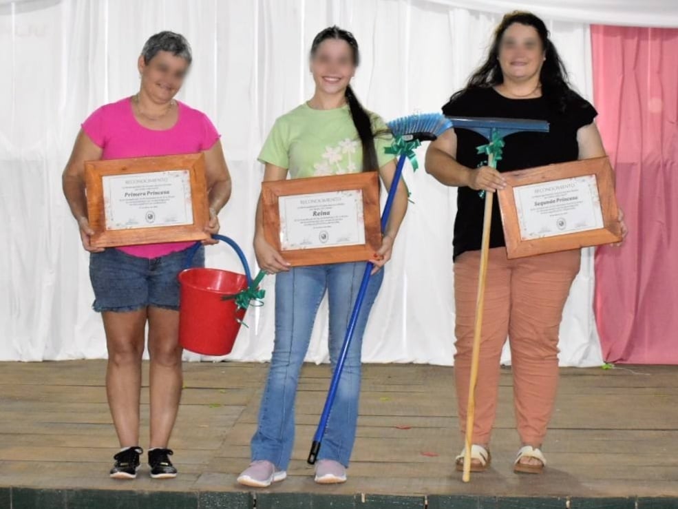 Polémico festejo: regalaron baldes, escurridores y escobas en una celebración por el Día de la Mujer