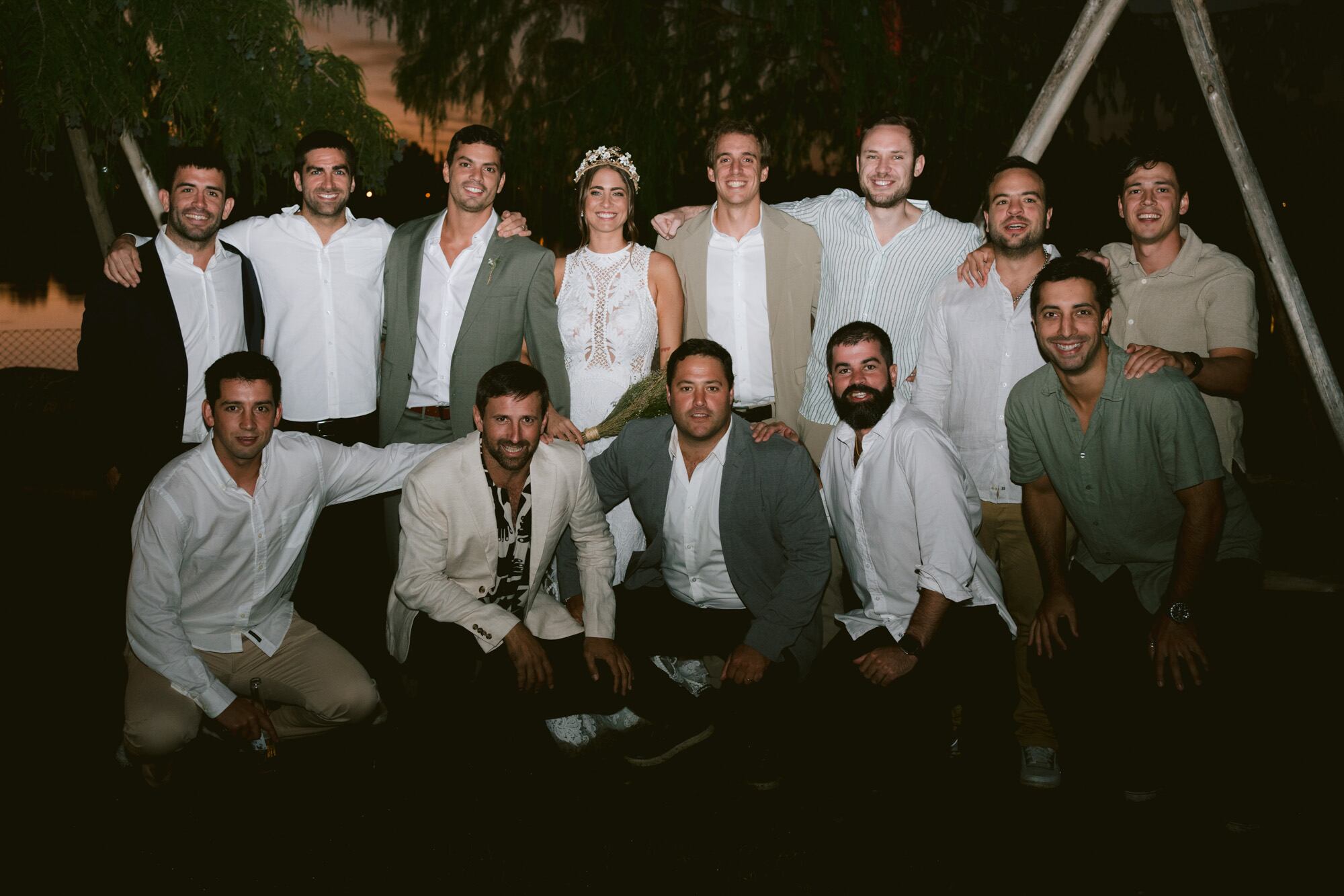 Los amigos del Newman de Mateo. Arriba: Marcos Bollini, Mateo Vivequin, los novios, Pepe Pena, Nicolás Achaval, Mateo Segura y Santiago Gutierrez Taboada. Abajo: Santiago Pasman, Carlín Uranga, Quinto Pereyra Iraola, Pablo Urtubey y Manuel De La Arena.