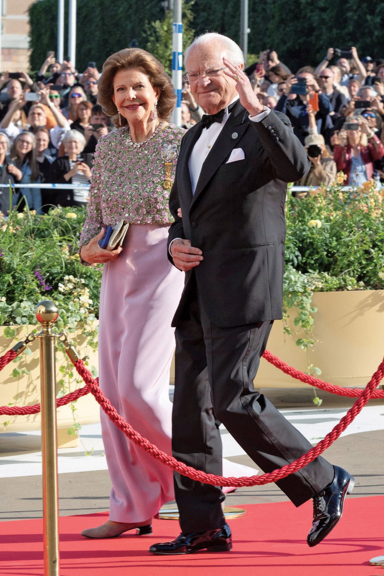 Carlos Gustavo y Silvia arriban al concierto en la Ópera Real de Estocolmo