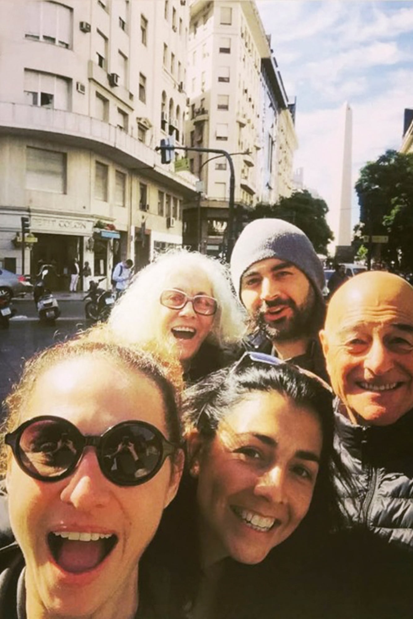 Natalia Lobo con su padre biológico, Jorge Sarraute, en Sicilia. Arriba, derecha: el día que inició los trámites para ser adoptada por su papá del corazón, Martín Lobo, junto a su madre, Chabela, el propio Martín y sus hermanos, Martín y Miranda, en abril de 2018
