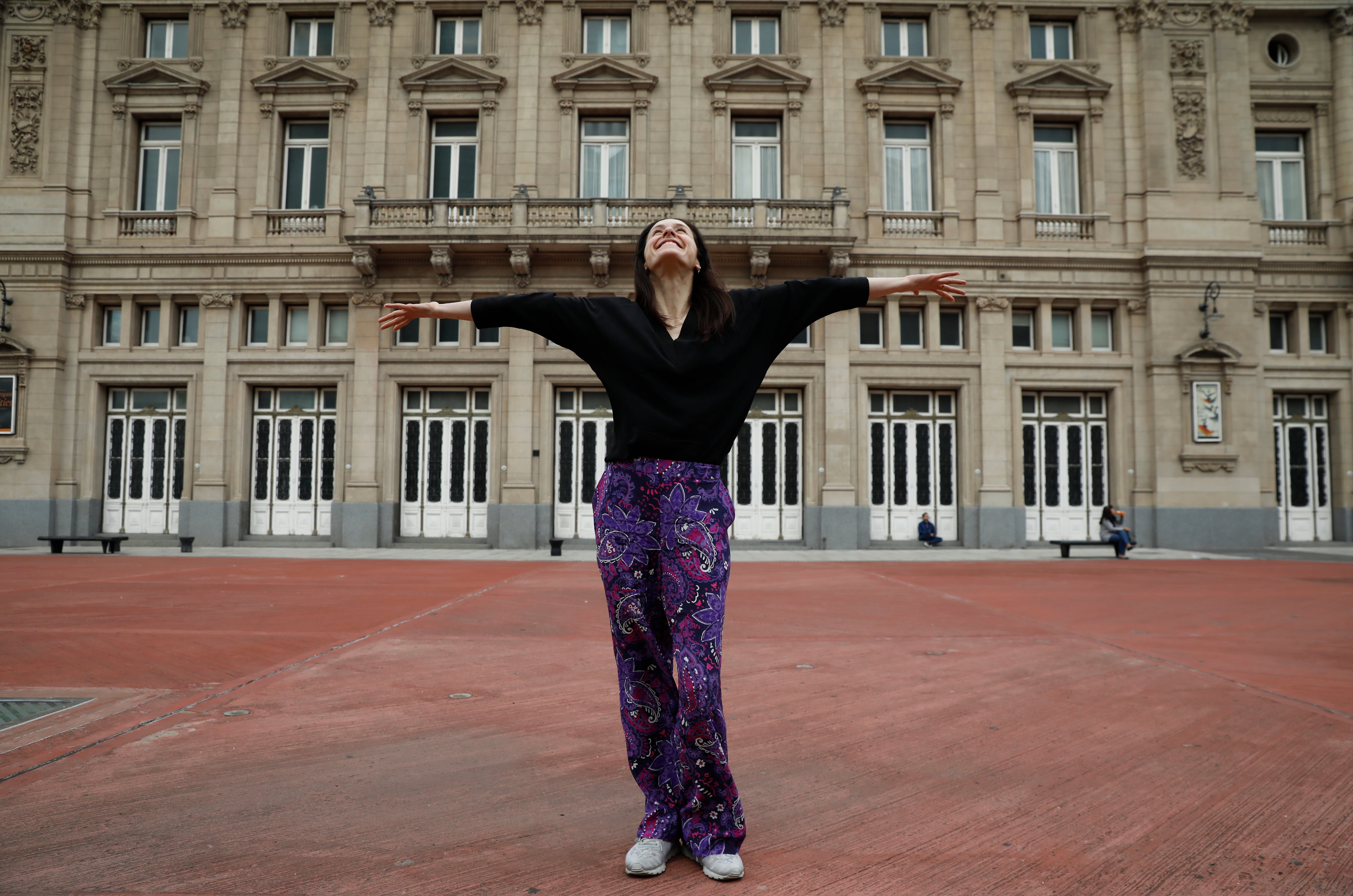 La gran bailarina Marianela Nuñez en su visita de hace dos años, posando en la plaza seca, sobre el taller de escenografía ubicado justo abajo