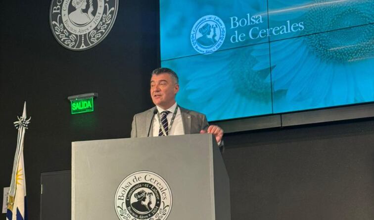 “Las inundaciones afectan unos 4,3 millones de hectáreas en la provincia de Buenos Aires. Estimamos que cerca de 900.000 hectáreas están completamente bajo el agua, con pérdidas totales en esos lotes”, señaló Ramiro Costa