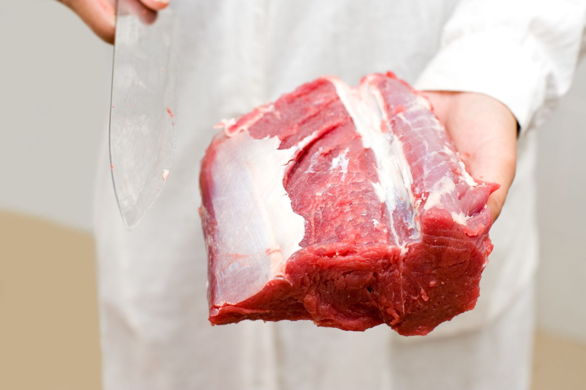 No volver a freezar carne cruda que ya fue descongelada.