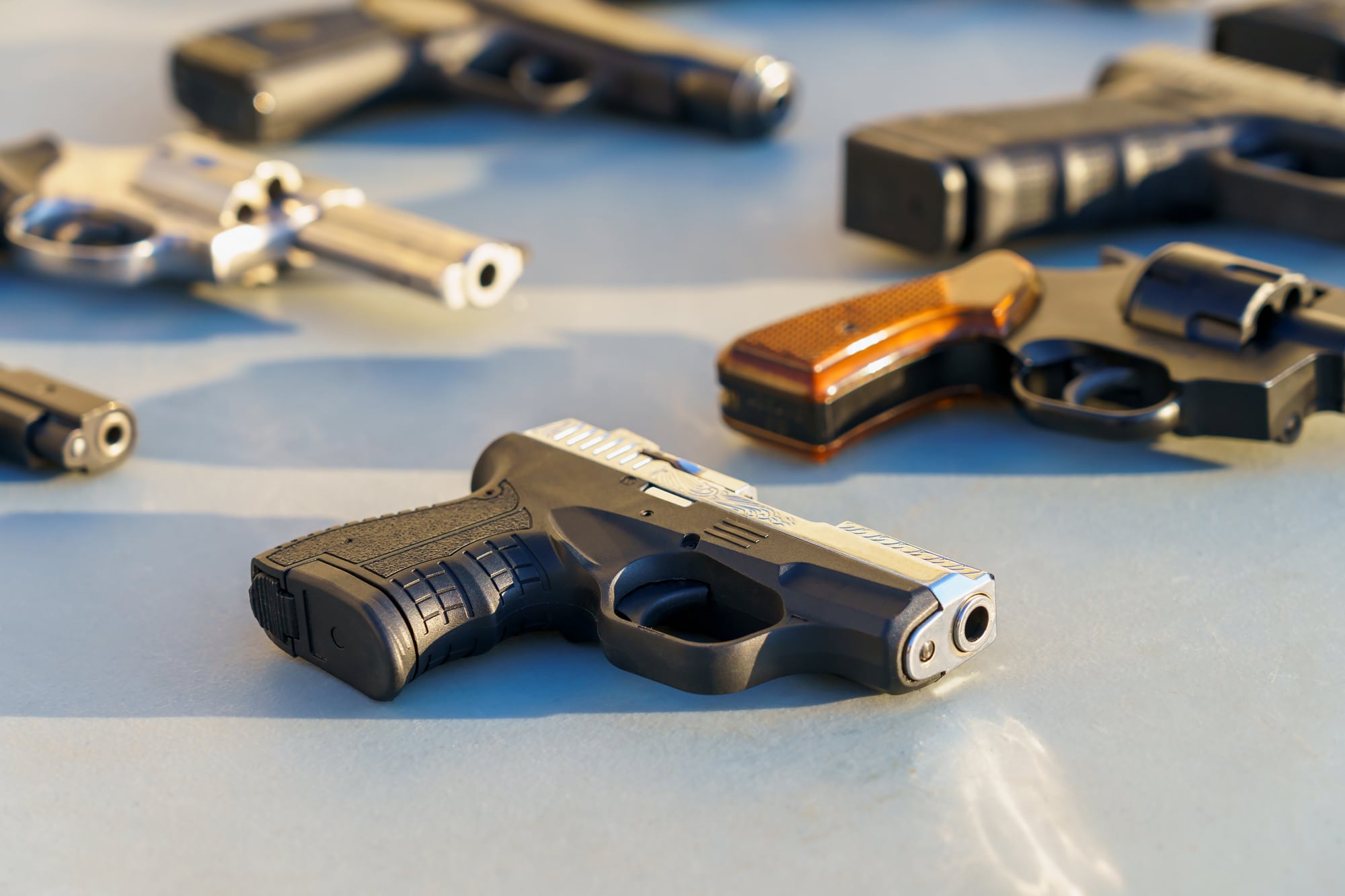 Aprobaron un proyecto de ley en Tennessee que permite a los maestros portar armas de fuego: condiciones y requisitos