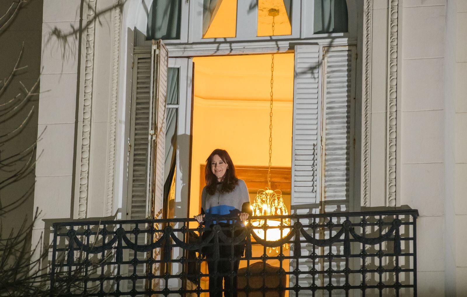 La expresidenta salió al balcón de su casa a saludar a la militancia.