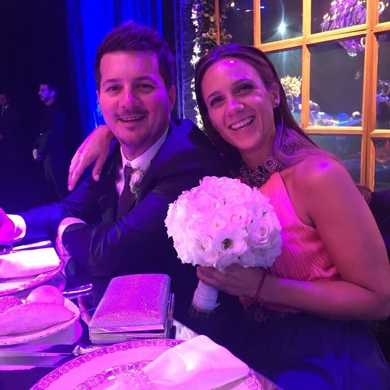 Florencia, pareja de Rodrigo Messi, el hermano de Leo, se quedó con el ramo de la novia (Foto: Instagram @rodrigo.messi10)