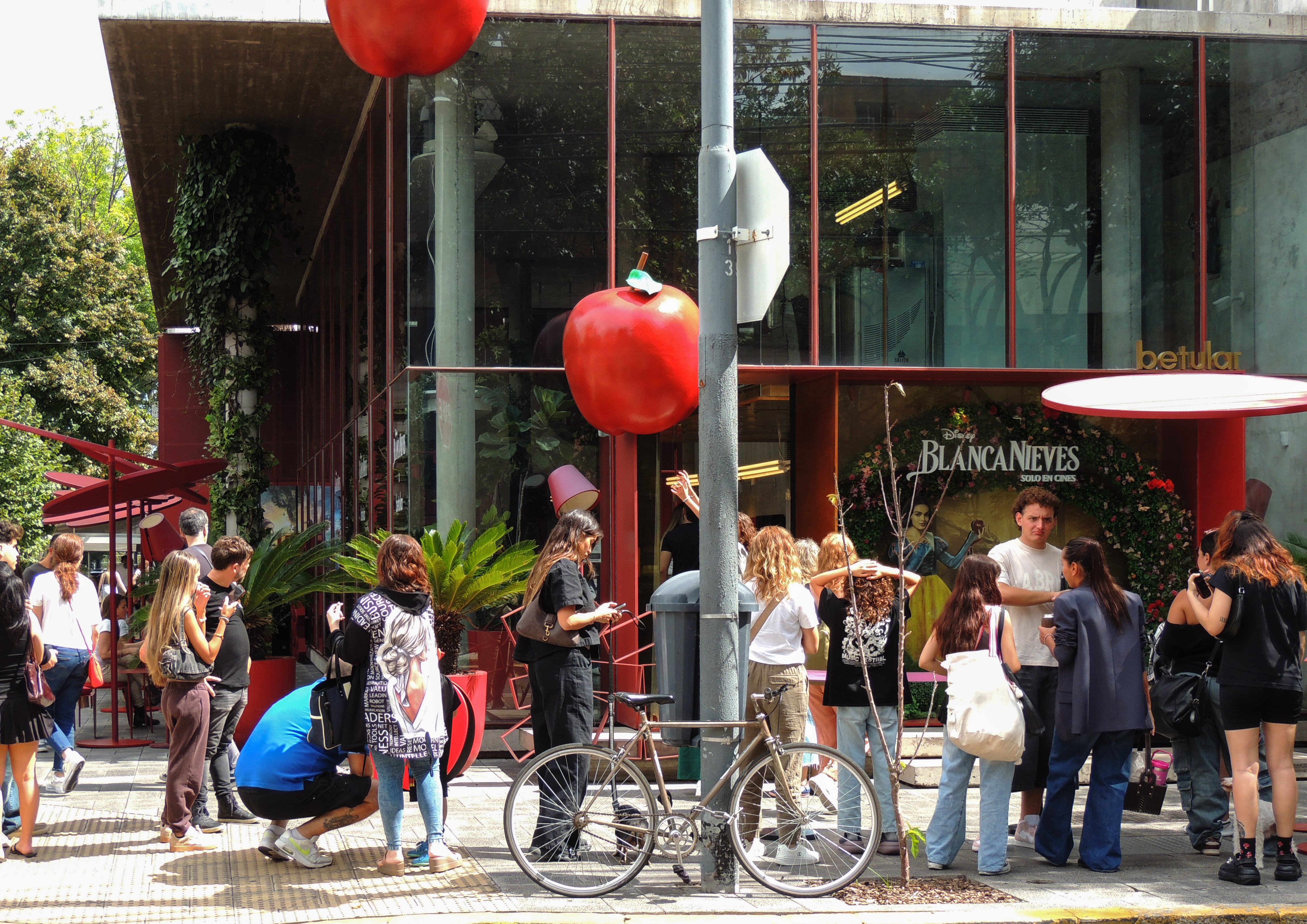 Las filas en la puerta de Betular Patisserie.