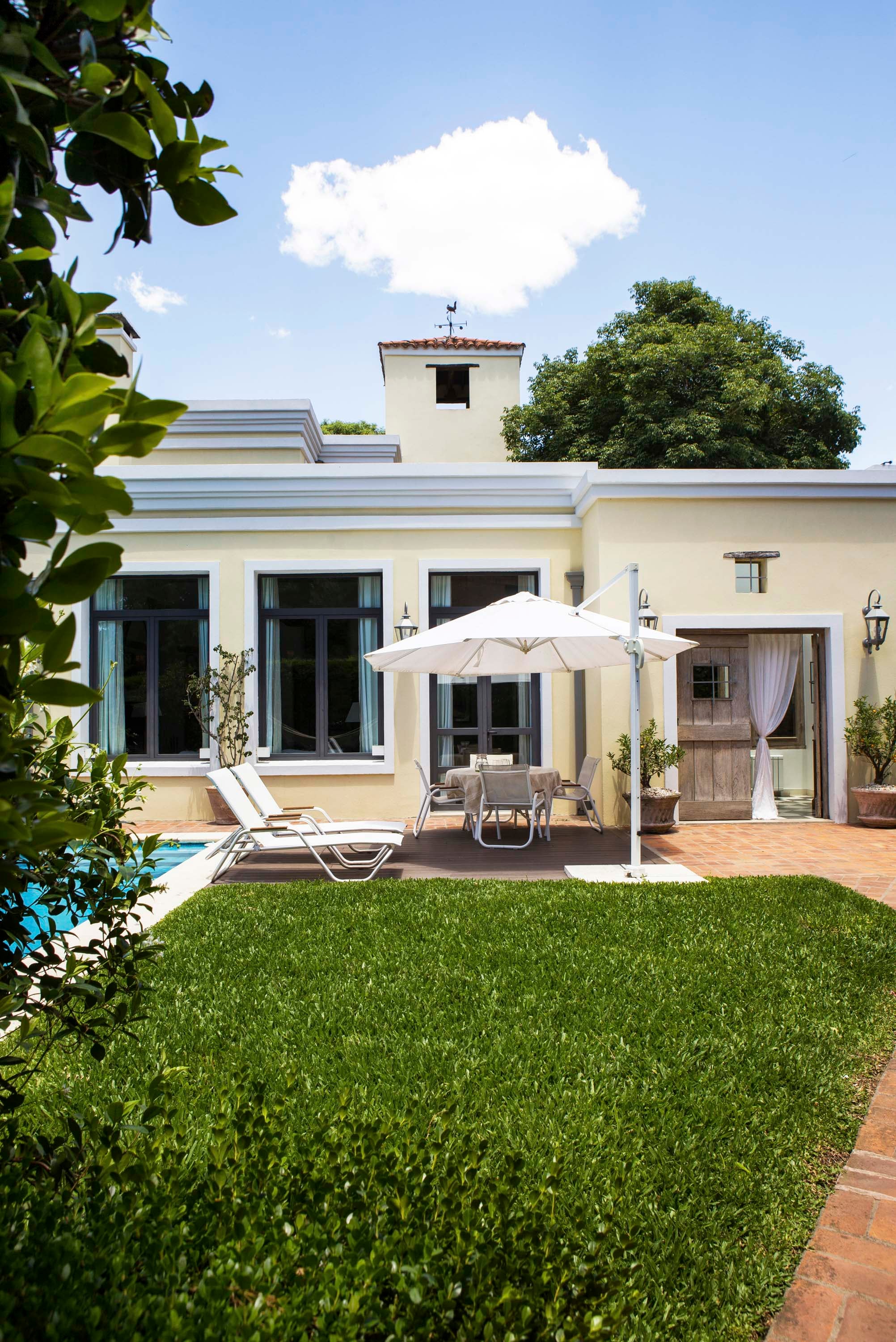tro gran cambio llegó tiempo después de habernos mudado: reemplazamos todas las aberturas originales por ventanas de aluminio con doble vidrio, buscando confort térmico sin alterar la estética”.