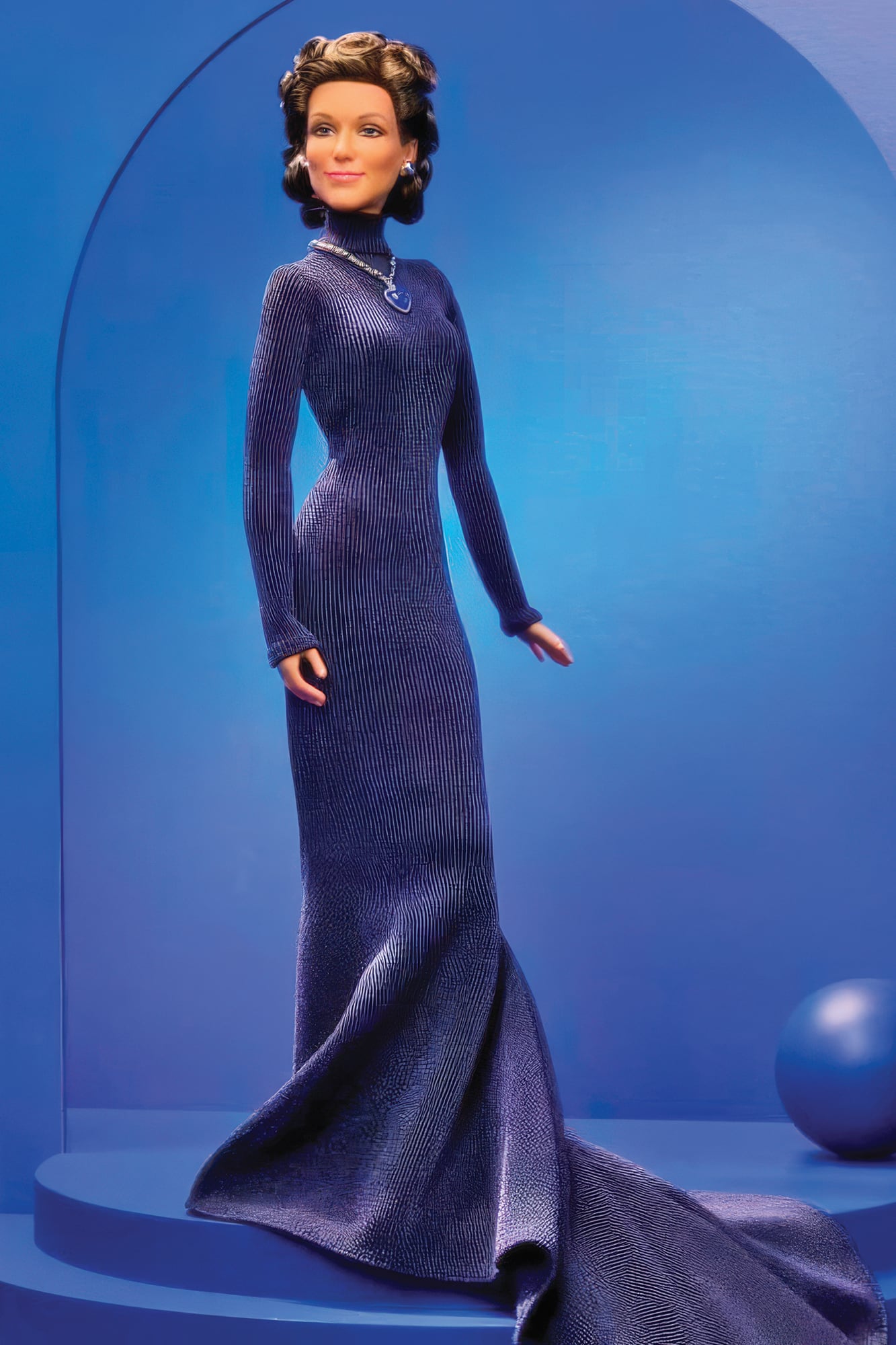 La muñeca luce igual que la cantante en la entrega de los Oscar de 1998: vestido de Michael Kors y una réplica del collar Corazón del Océano de zafiro azul, símbolo eterno de la película Titanic