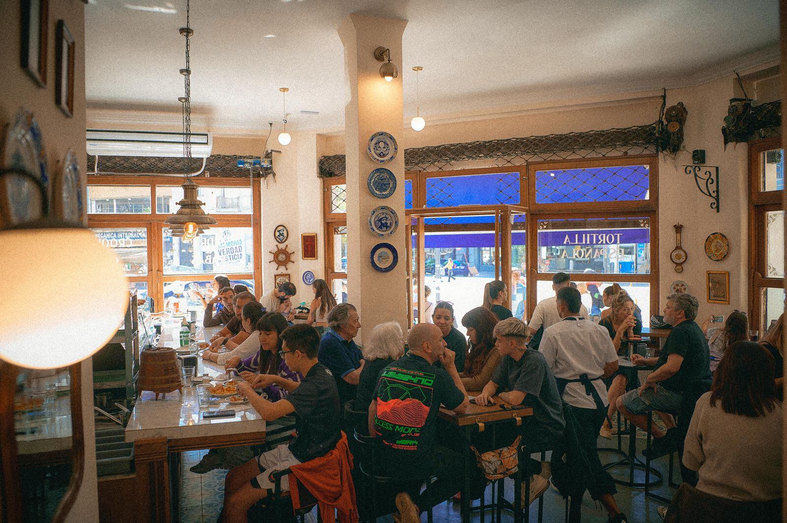 La barra y el salón de Casa Luis