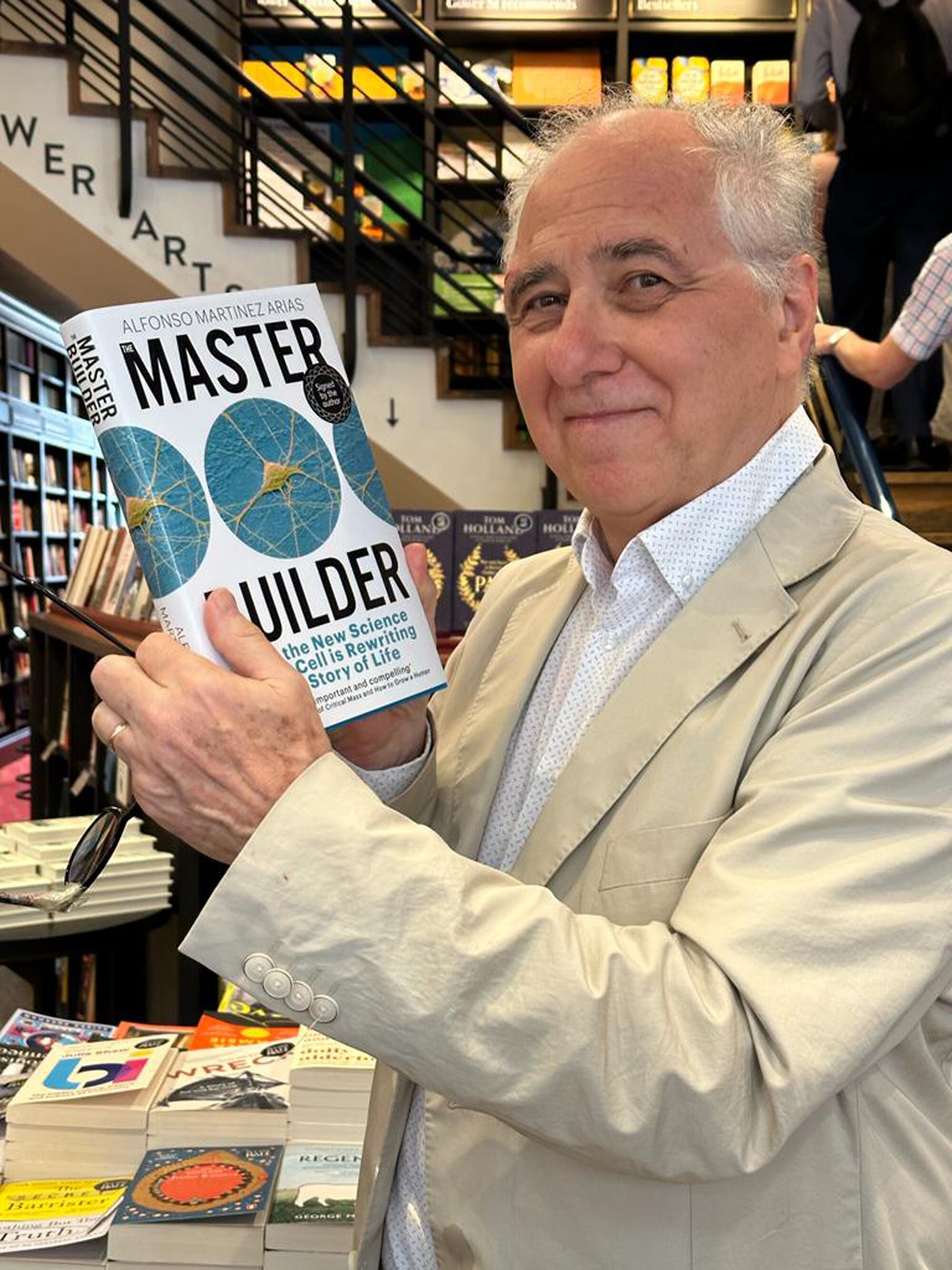 El biólogo Alfonso Martínez Arias, en una librería de Londres