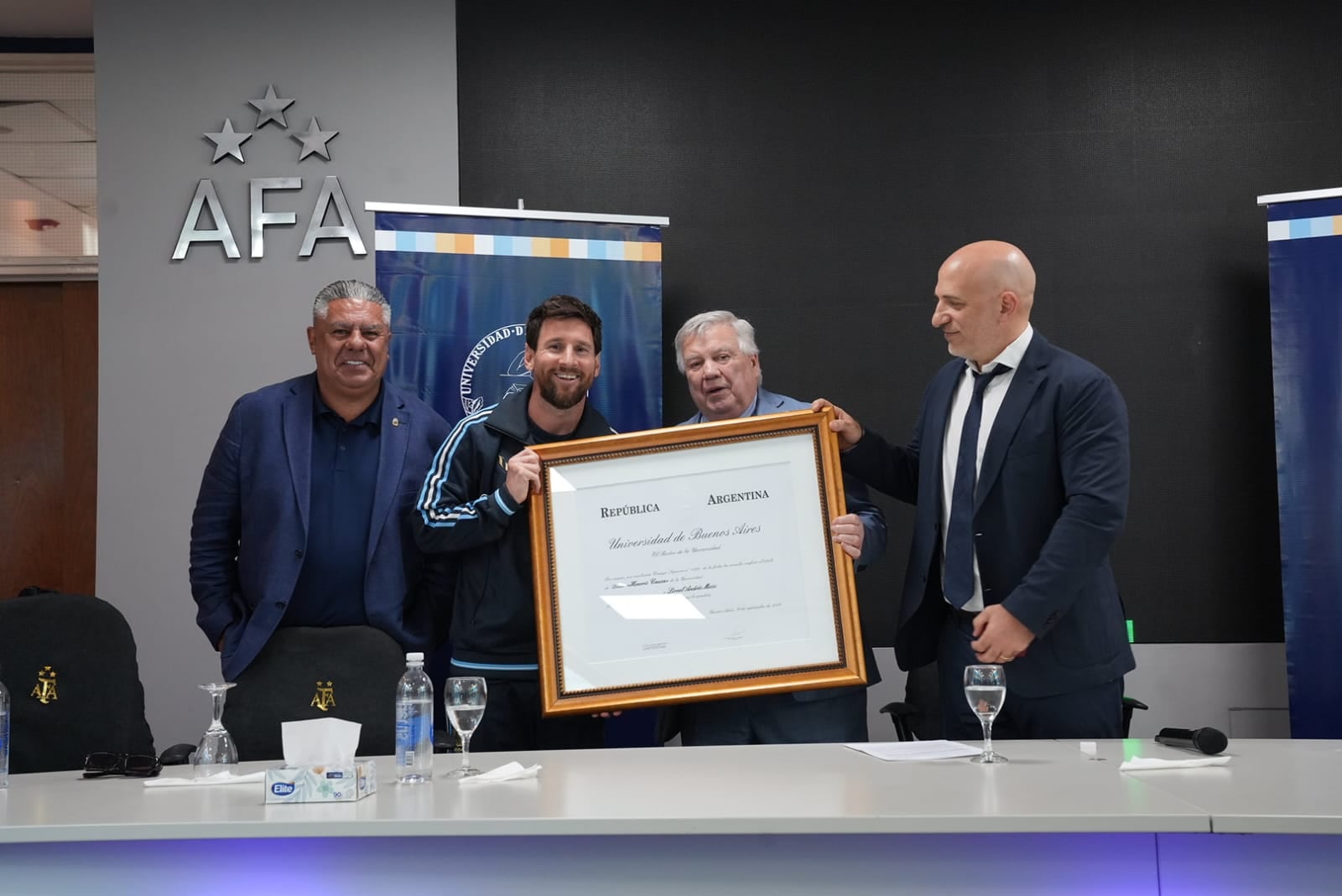 Tapia, Messi, el rector Gelpi y el vicerrector Yacobitti; el 10 recibió el doctorado Honoris Causa de la UBA horas antes de su despedida de la selección