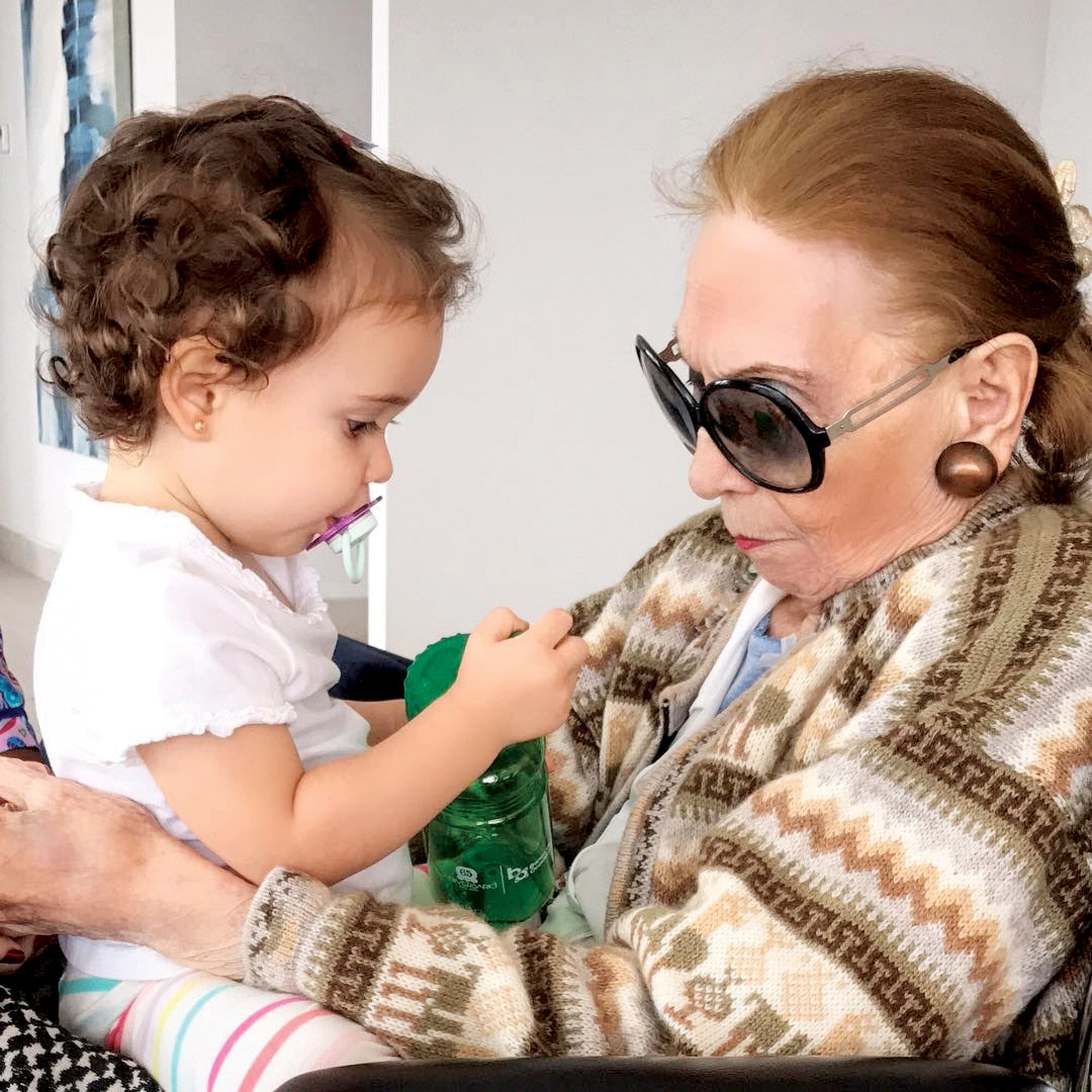 Una tierna postal de su abuela junto a su hija Valentina.