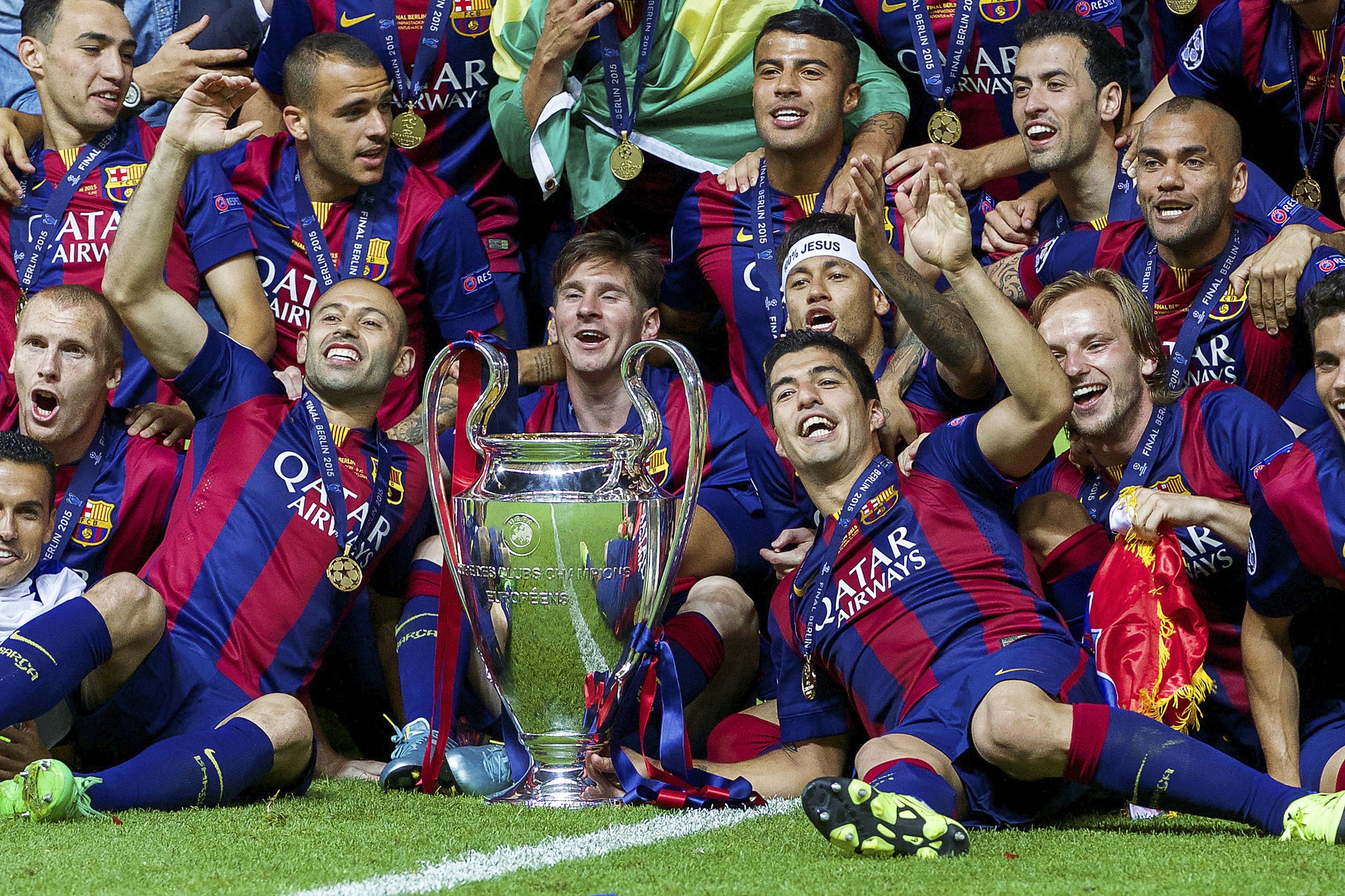 Jeremy Mathieu (izquierda abajo) junto a Javier Mascherano, Lionel Messi, Neymar, Luis Suárez, Ivan Rakitic, Sergio Busquets, Dani Alves, entre otros compañeros del último Barcelona campeón de Champions
with Champions League trophy during the UEFA Champions League final match between Barcelona and Juventus on June 6, 2015 at the Olympic stadium in Berlin, Germany.(Photo by VI Images via Getty Images)