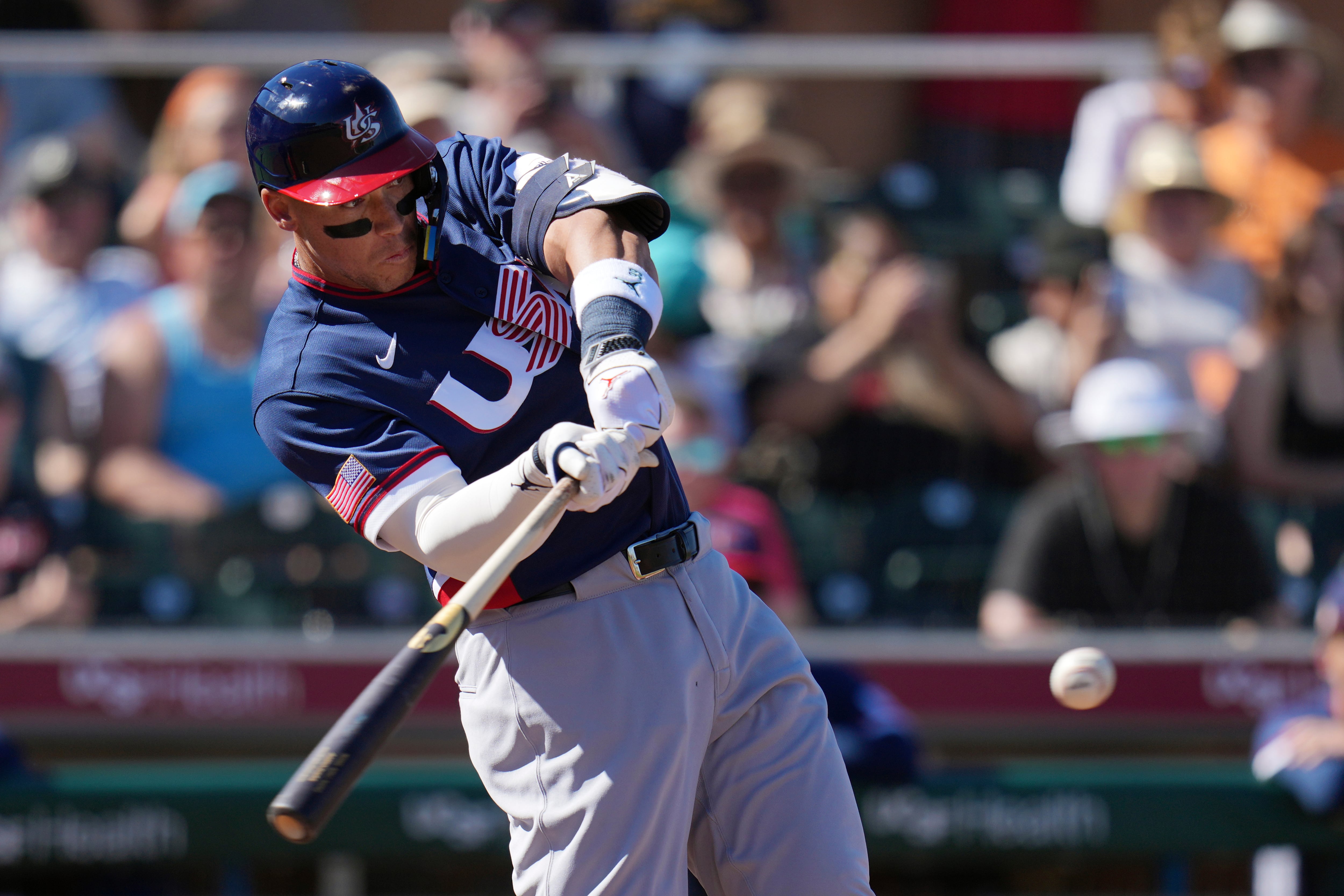 Aaron Judge conecta un sencillo por la selección de Estados Unidos en un juego de exhibición ante los Gigantes de San Francisco, el martes 3 de marzo de 2026 (AP Foto/Ross D. Franklin)