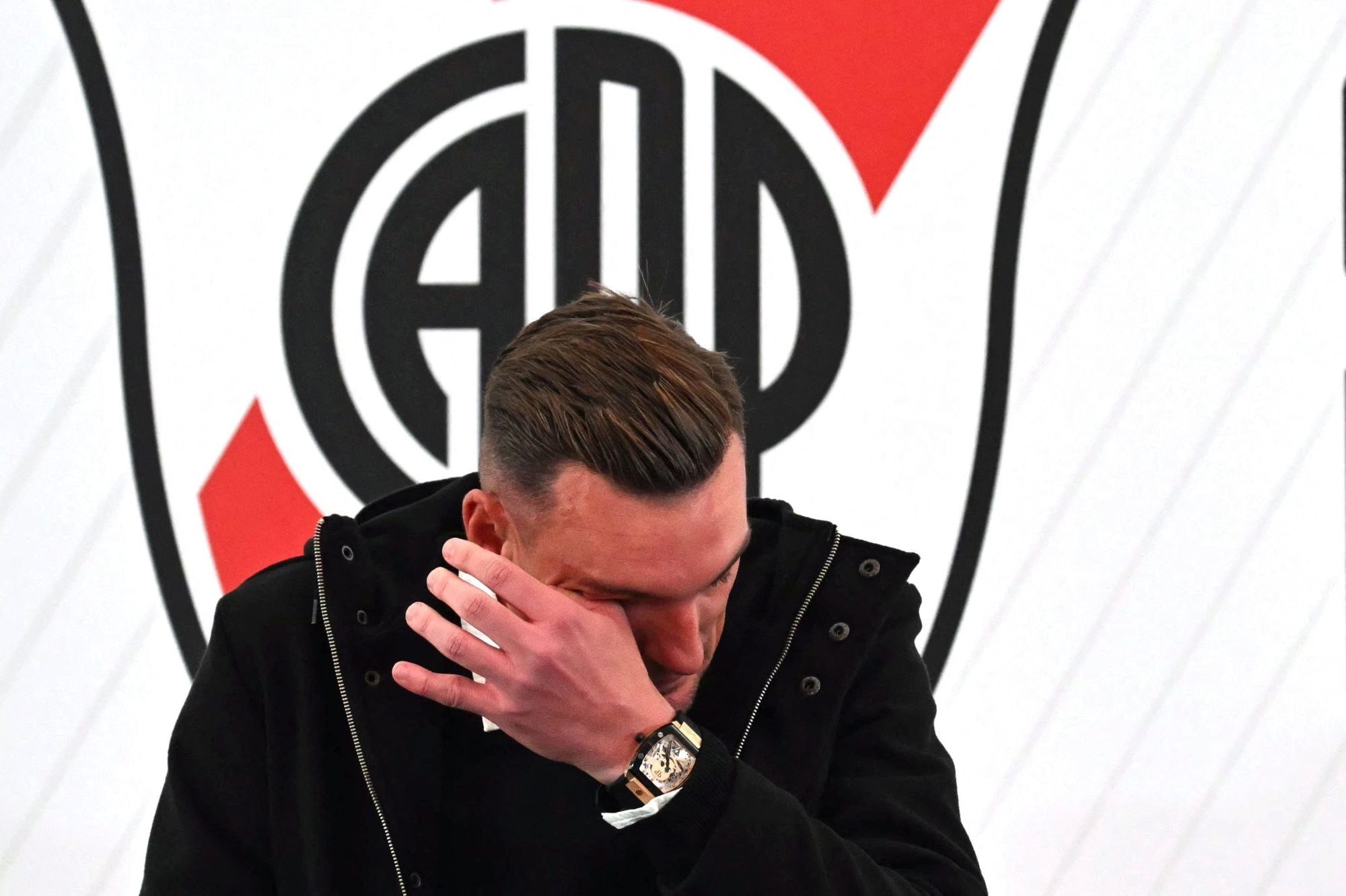 Armani en pleno llanto al salir de River
