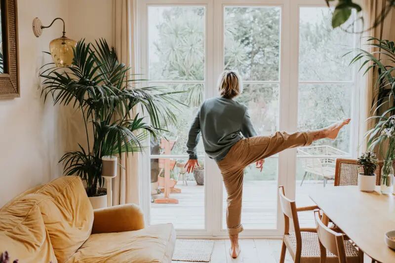 Para mayores de 50: ¿por qué los expertos recomiendan pararse sobre una sola pierna? 4 La capacidad para mantenerse sobre una sola pierna refleja un buen equilibrio y salud a futuro