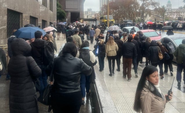 Evacuaron el Ministerio de Economía por una amenaza de bomba