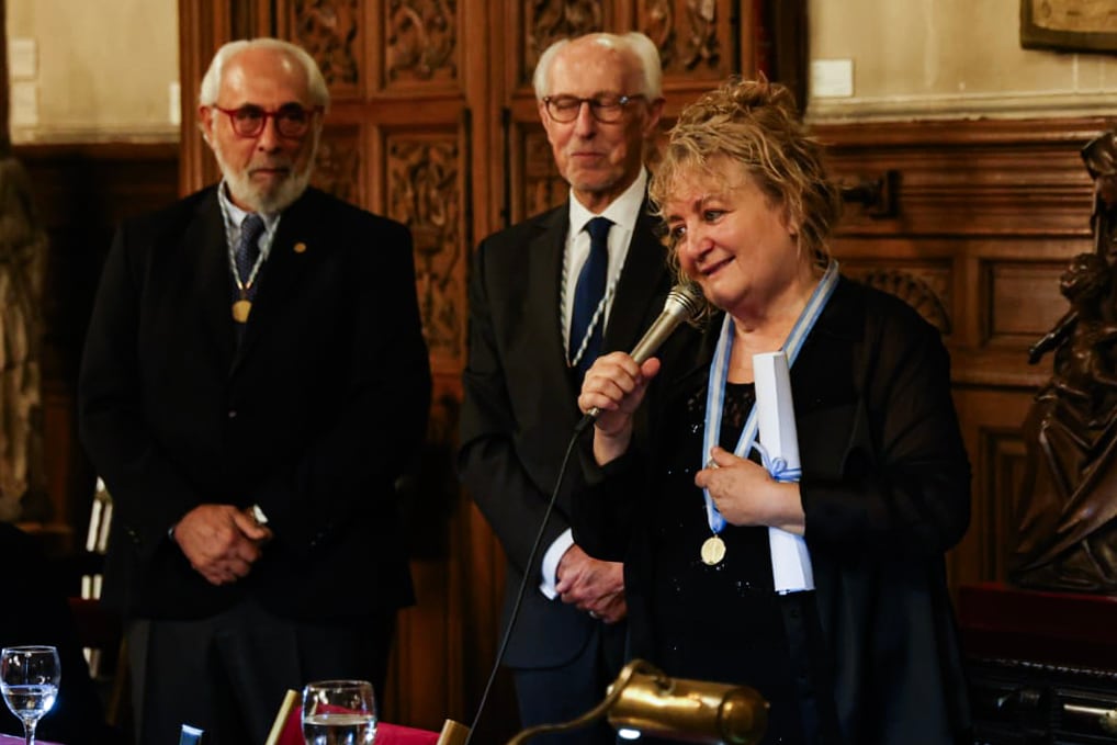 Ángela Pradelli Asume Como Miembro de la Academia Argentina de Letras